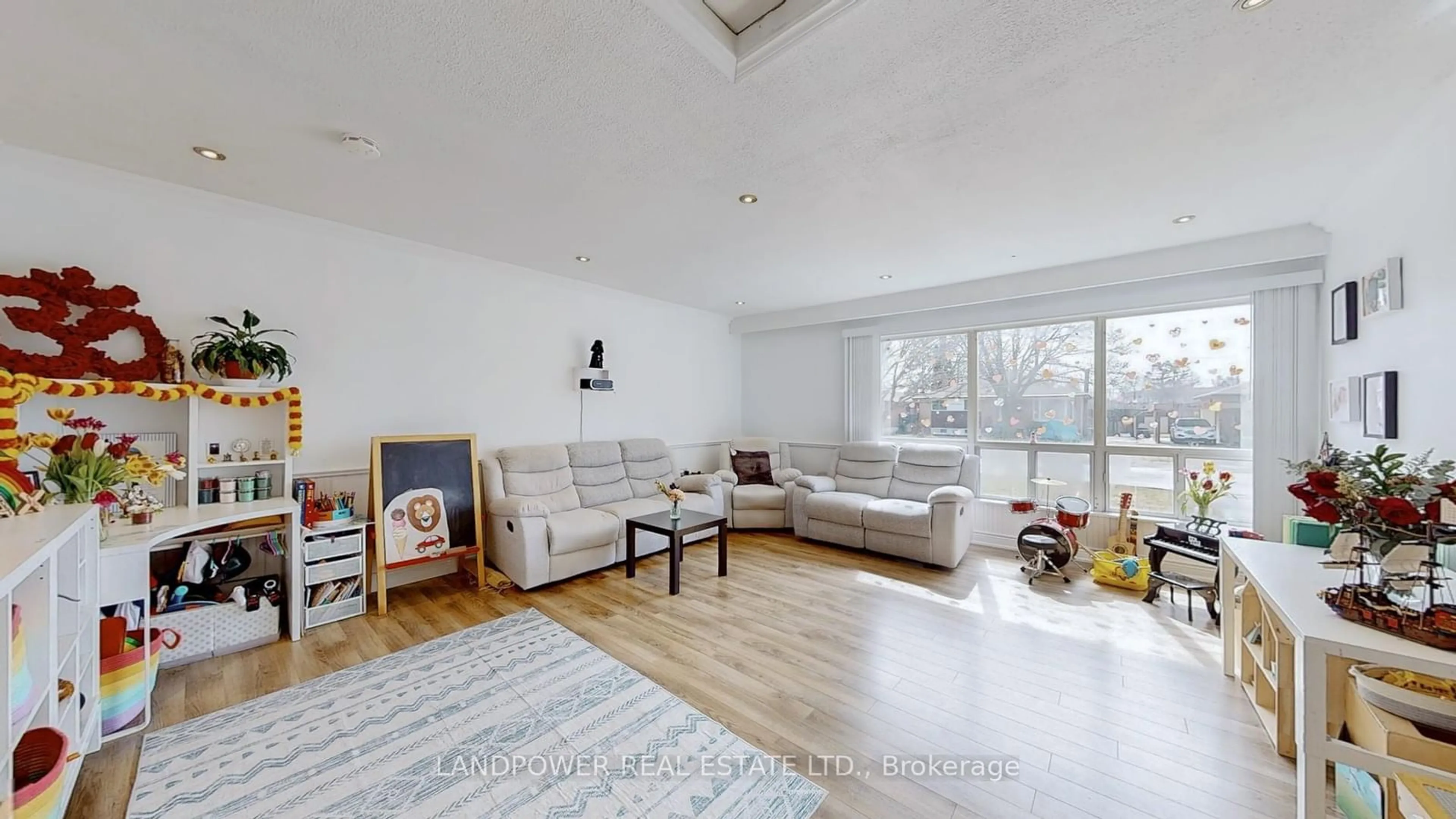 Living room with furniture, wood/laminate floor for 825 Naroch Blvd, Pickering Ontario L1W 1T1