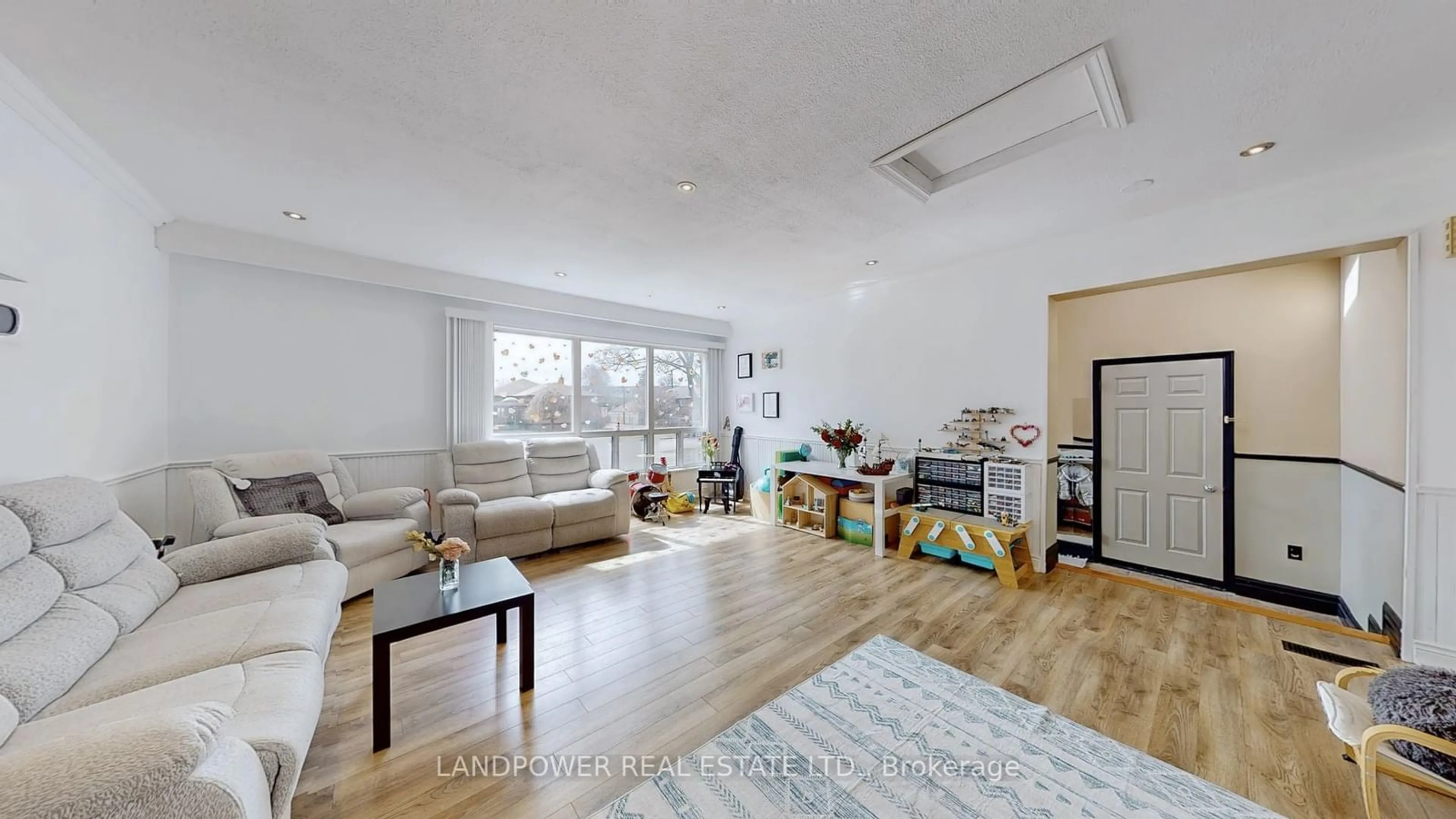 Living room with furniture, wood/laminate floor for 825 Naroch Blvd, Pickering Ontario L1W 1T1