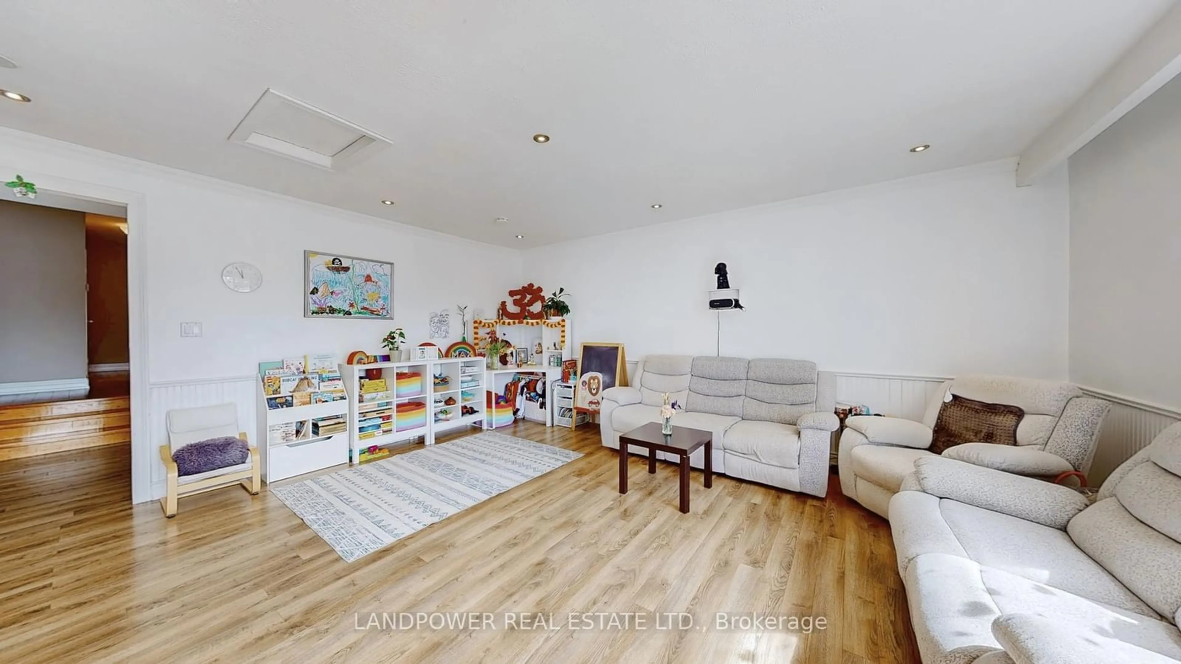 Living room with furniture, wood/laminate floor for 825 Naroch Blvd, Pickering Ontario L1W 1T1