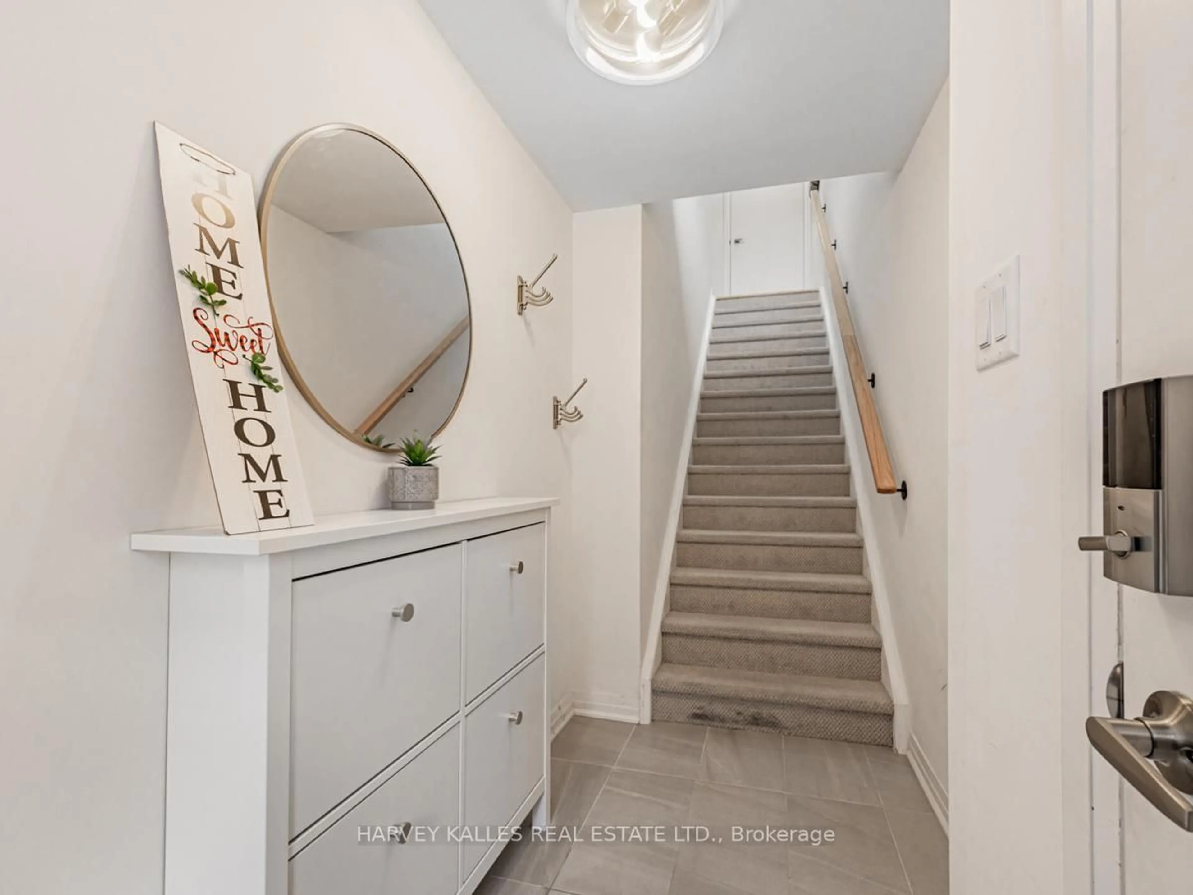 Indoor entryway for 38C Lookout Dr, Clarington Ontario L1C 7G2