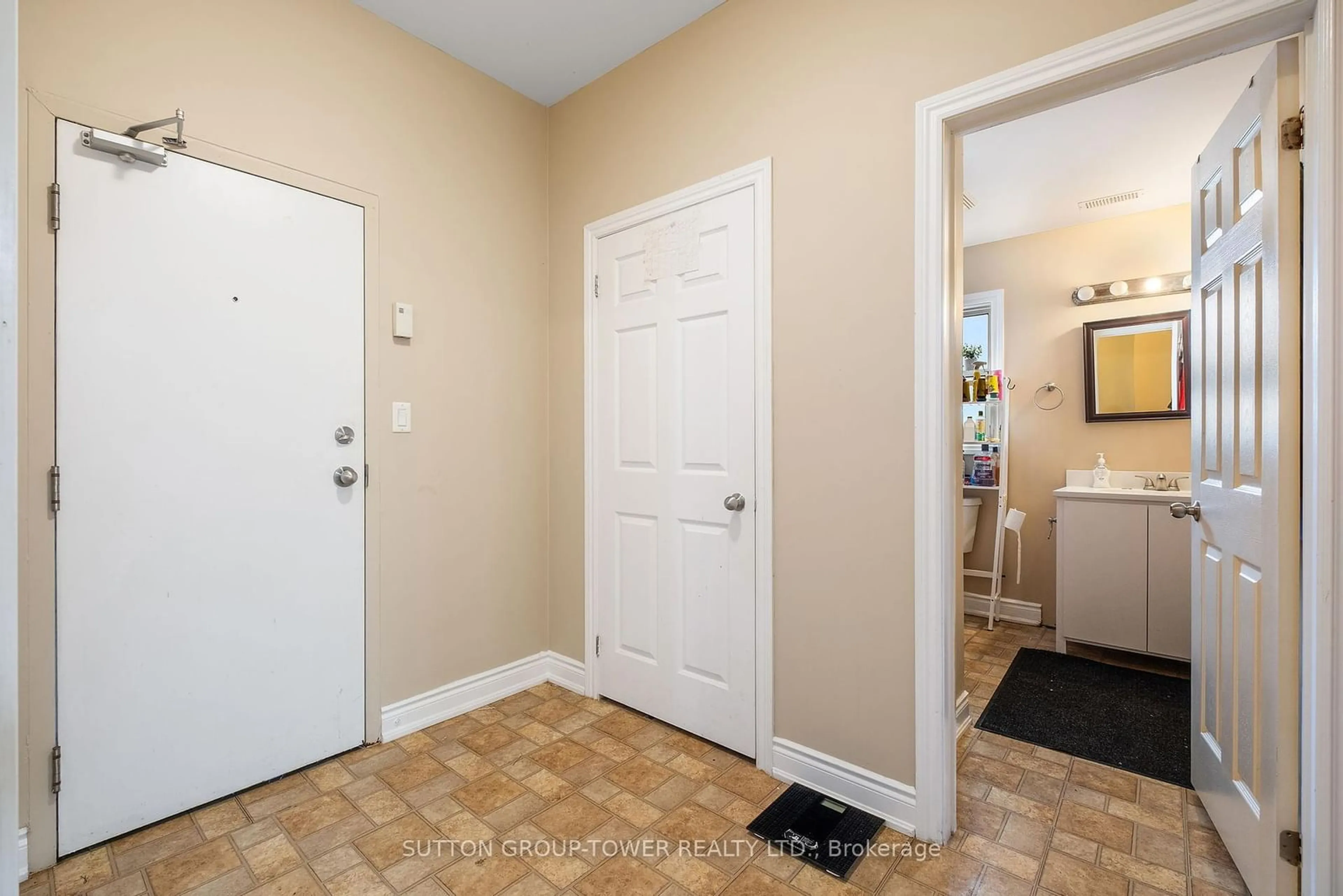 Indoor entryway for 750 Albert St, Oshawa Ontario L1H 4T6