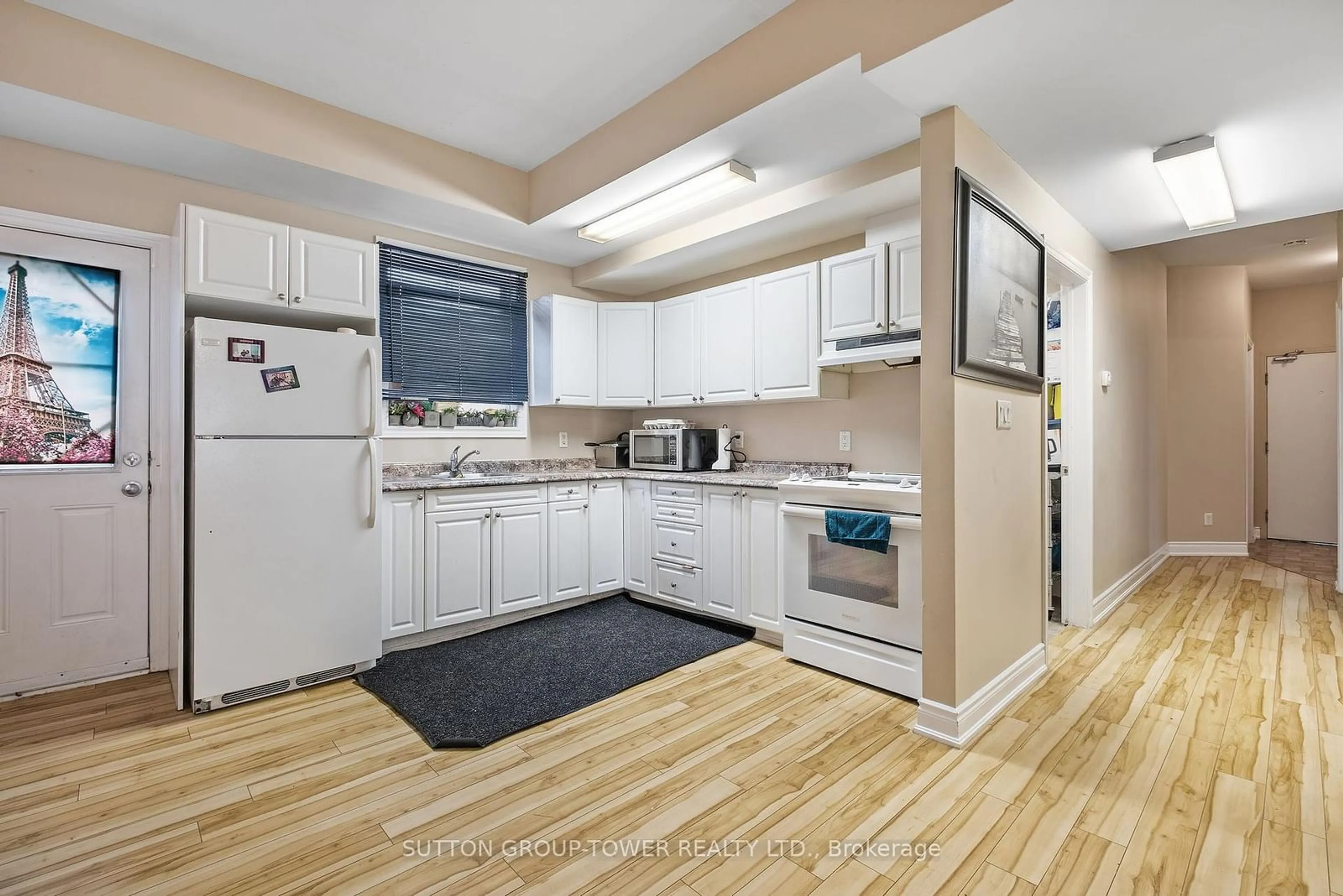 Standard kitchen, unknown for 750 Albert St, Oshawa Ontario L1H 4T6