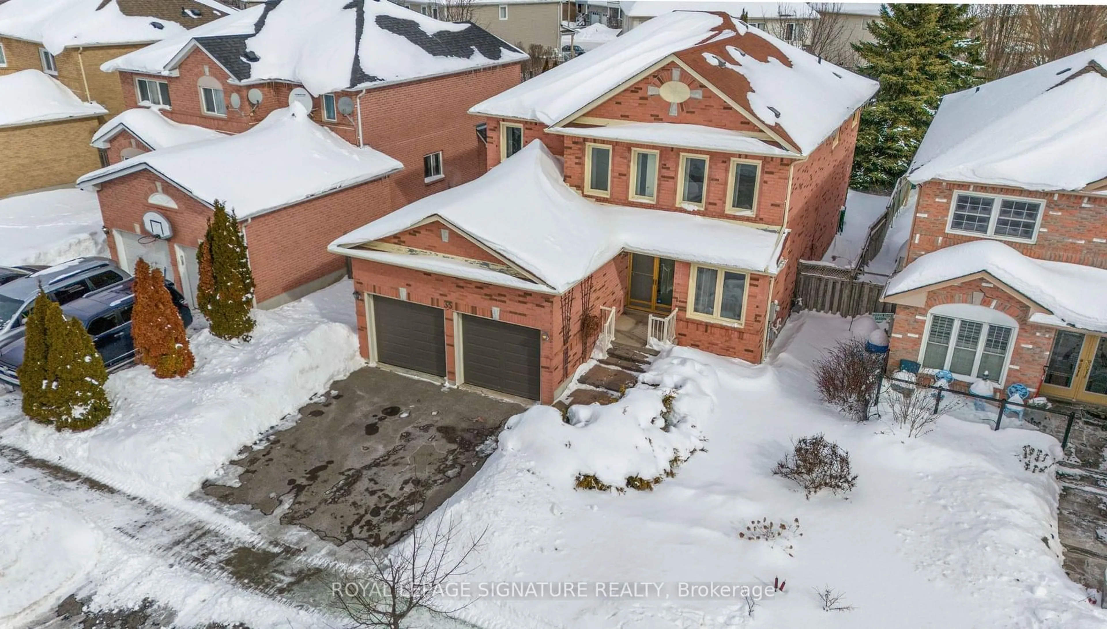 A pic from outside/outdoor area/front of a property/back of a property/a pic from drone, street for 35 Valleywood Dr, Whitby Ontario L1R 2J6