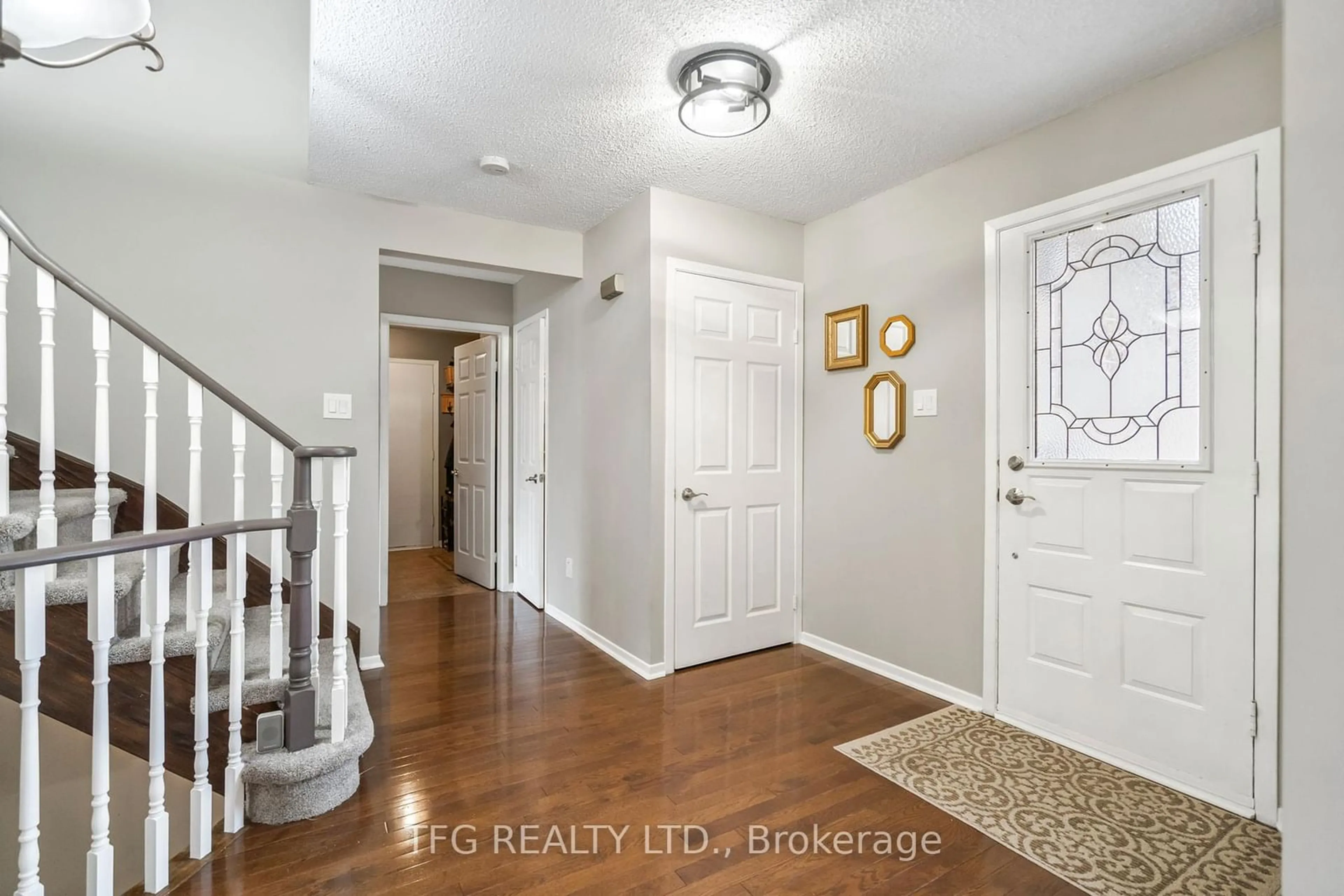 Indoor entryway for 1272 Maple Ridge Dr, Pickering Ontario L1X 1H5