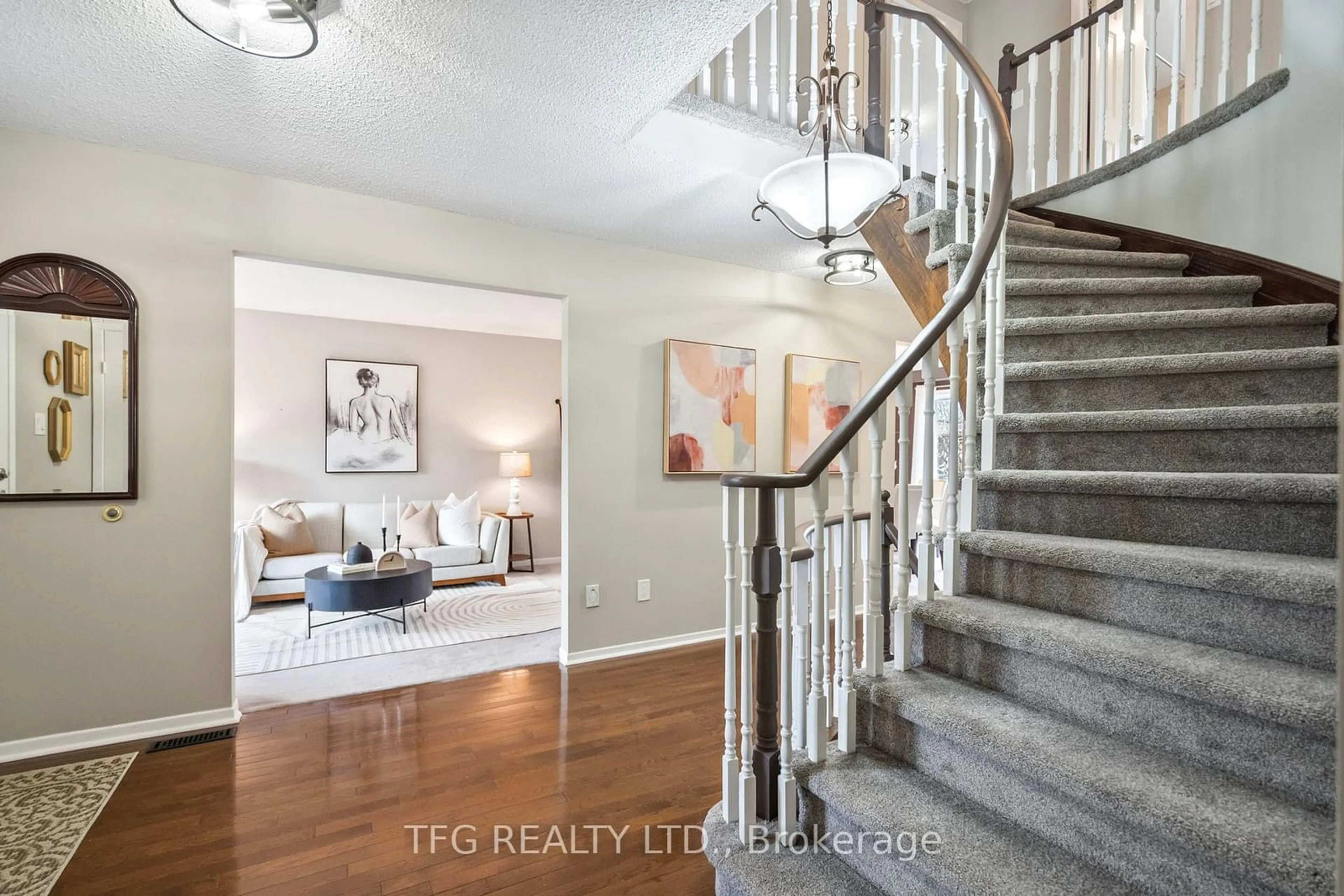 Indoor entryway for 1272 Maple Ridge Dr, Pickering Ontario L1X 1H5