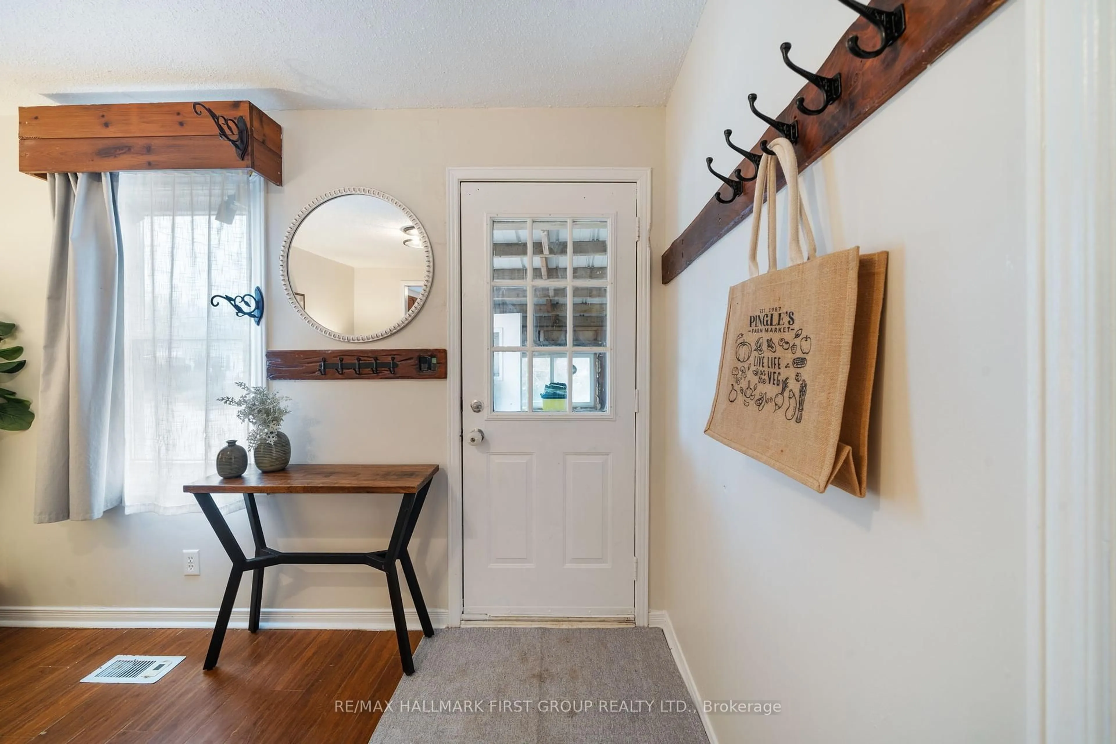 Indoor entryway for 283 Park Rd, Oshawa Ontario L1J 4H4