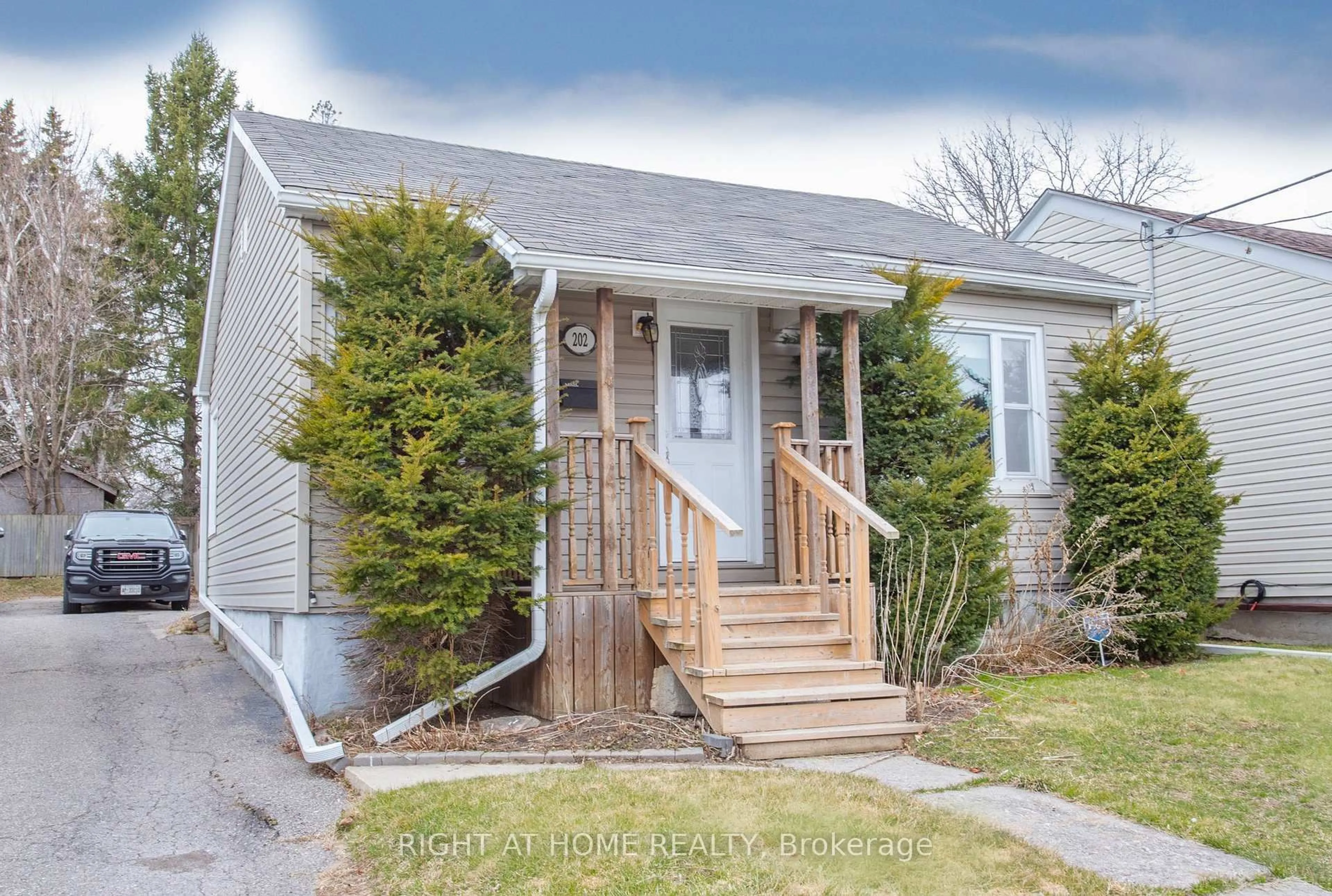 Home with vinyl exterior material, street for 202 Nassau St, Oshawa Ontario L1J 4A5