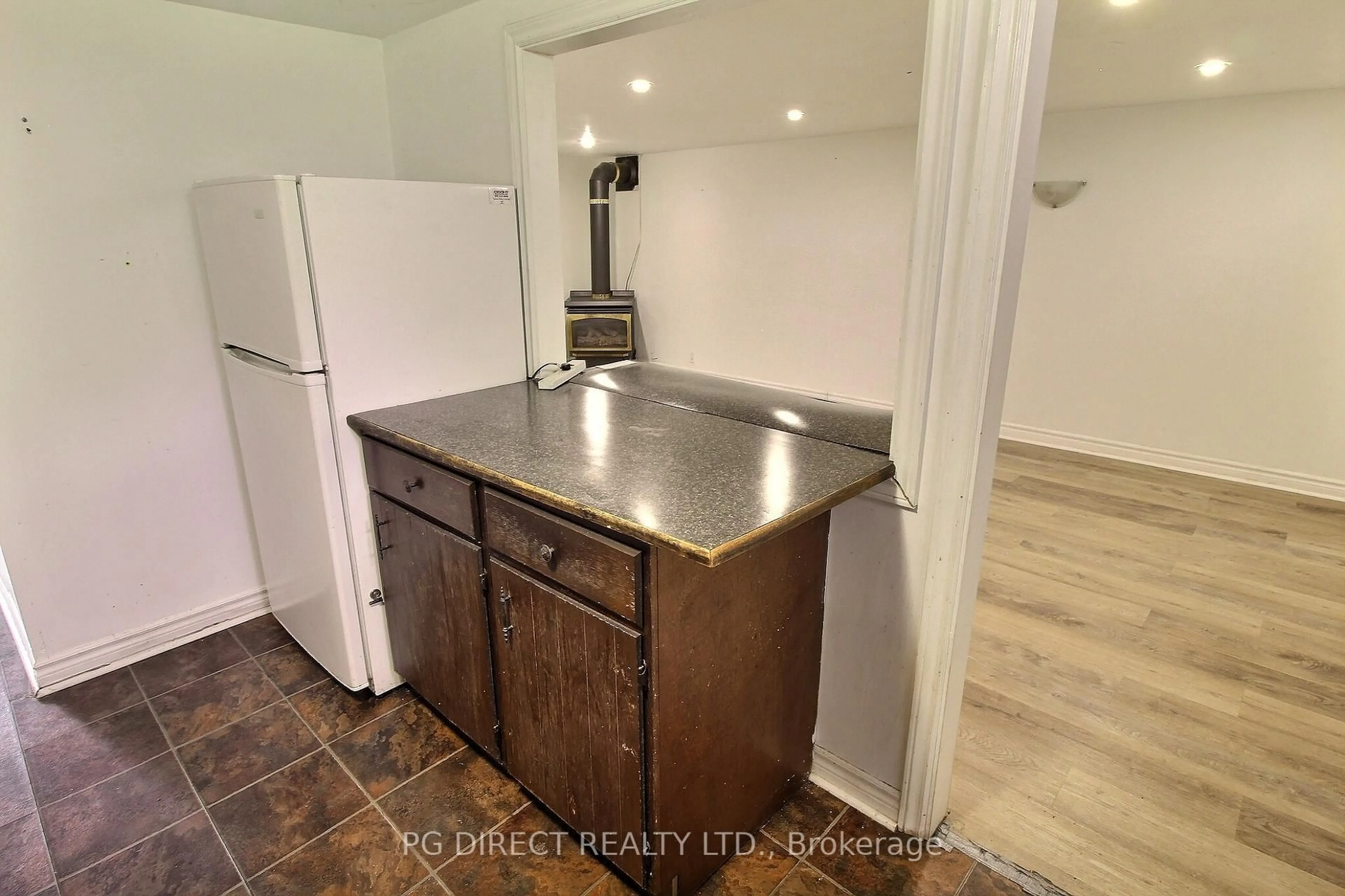 Standard kitchen, unknown for 38 Orchard Rd, Scugog Ontario L9L 1G6