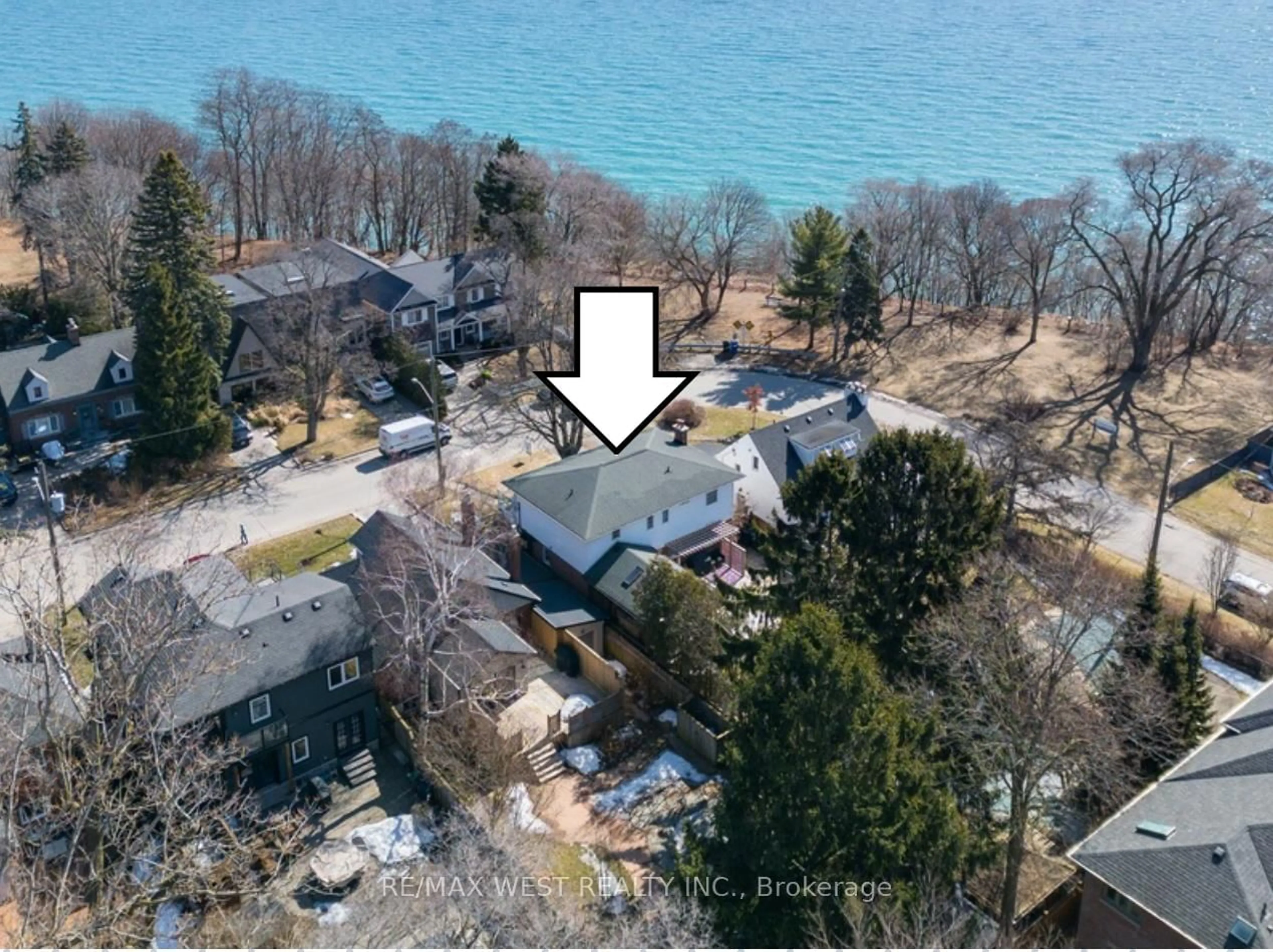 A pic from outside/outdoor area/front of a property/back of a property/a pic from drone, water/lake/river/ocean view for 4 Harding Blvd, Toronto Ontario M1N 3C9
