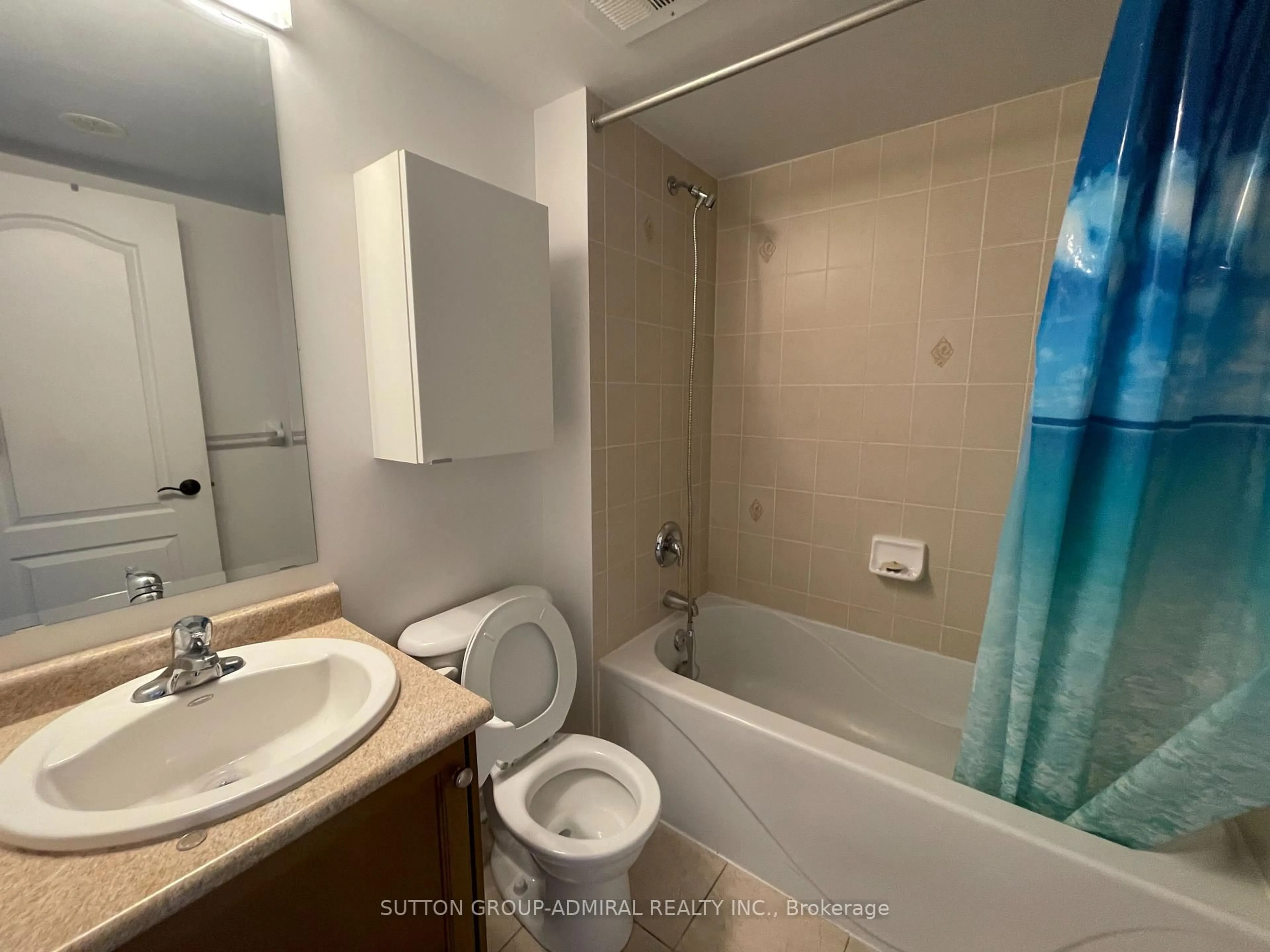 Standard bathroom, floor is not visible for 647 Warden Ave #4, Toronto Ontario M1L 0E7
