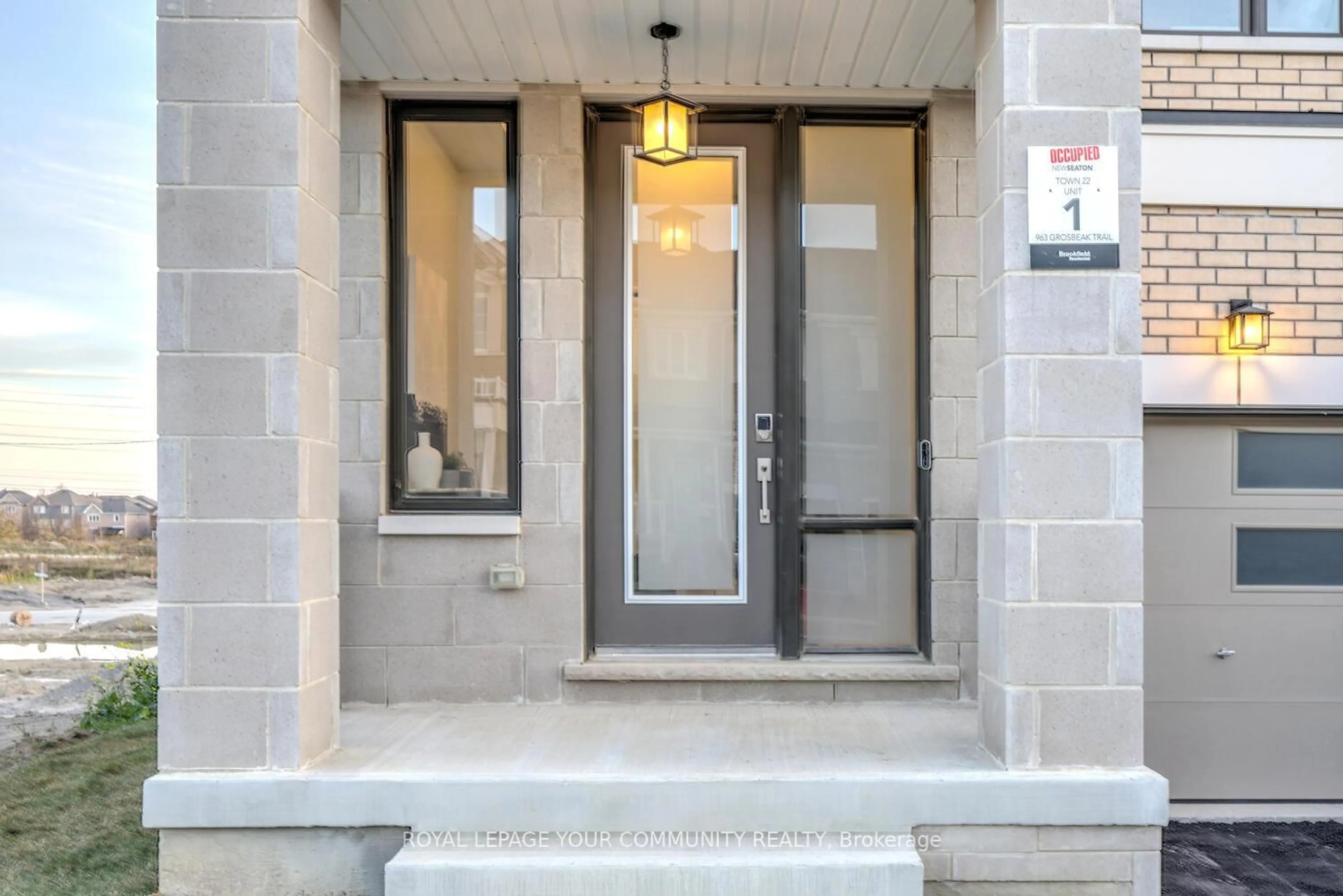 Indoor entryway for 963 Grosbeak Tr, Pickering Ontario L1X 0P6