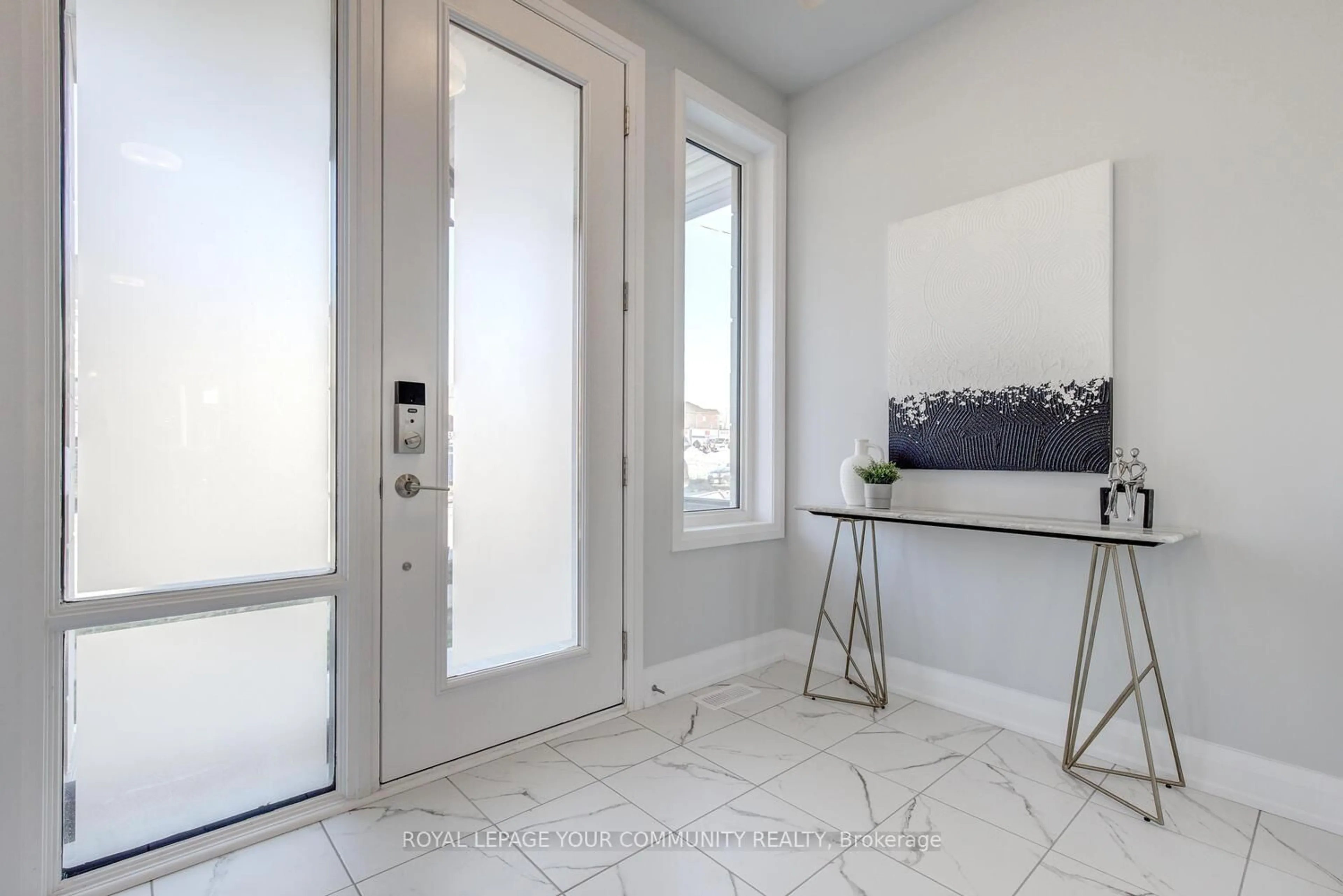 Indoor entryway for 963 Grosbeak Tr, Pickering Ontario L1X 0P6