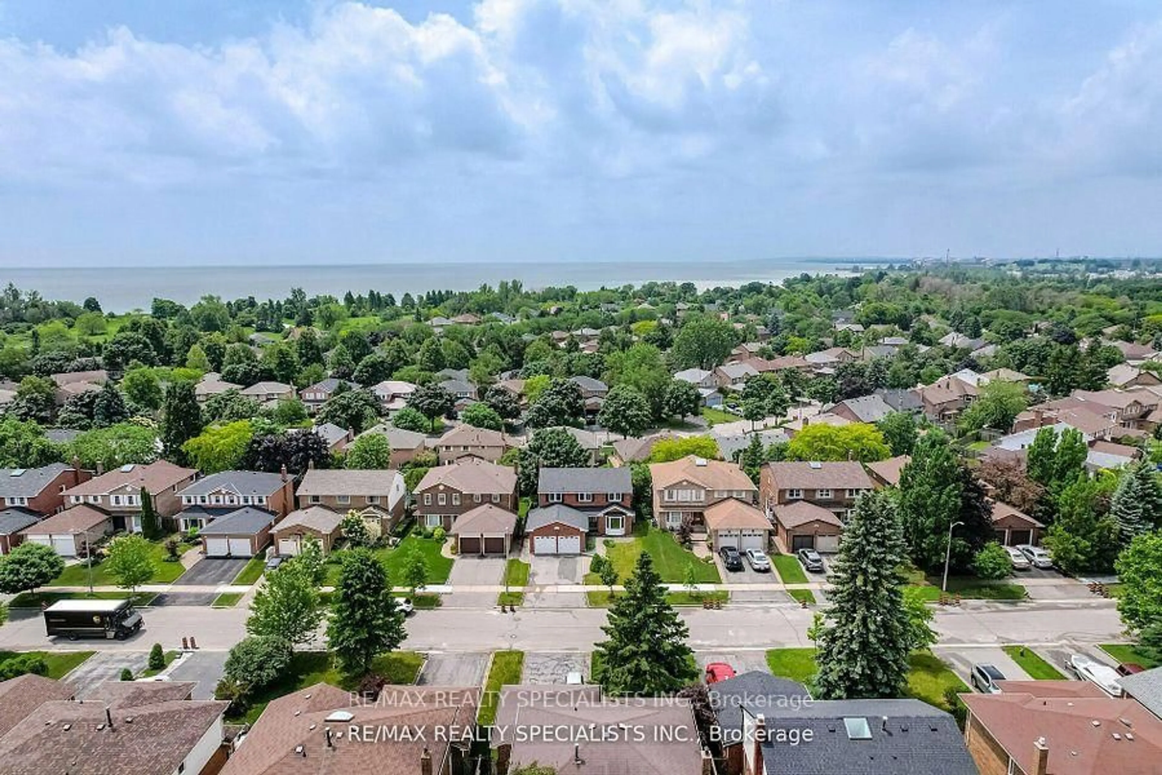 A pic from outside/outdoor area/front of a property/back of a property/a pic from drone, unknown for 72 Farrow Cres, Ajax Ontario L1S 4W5