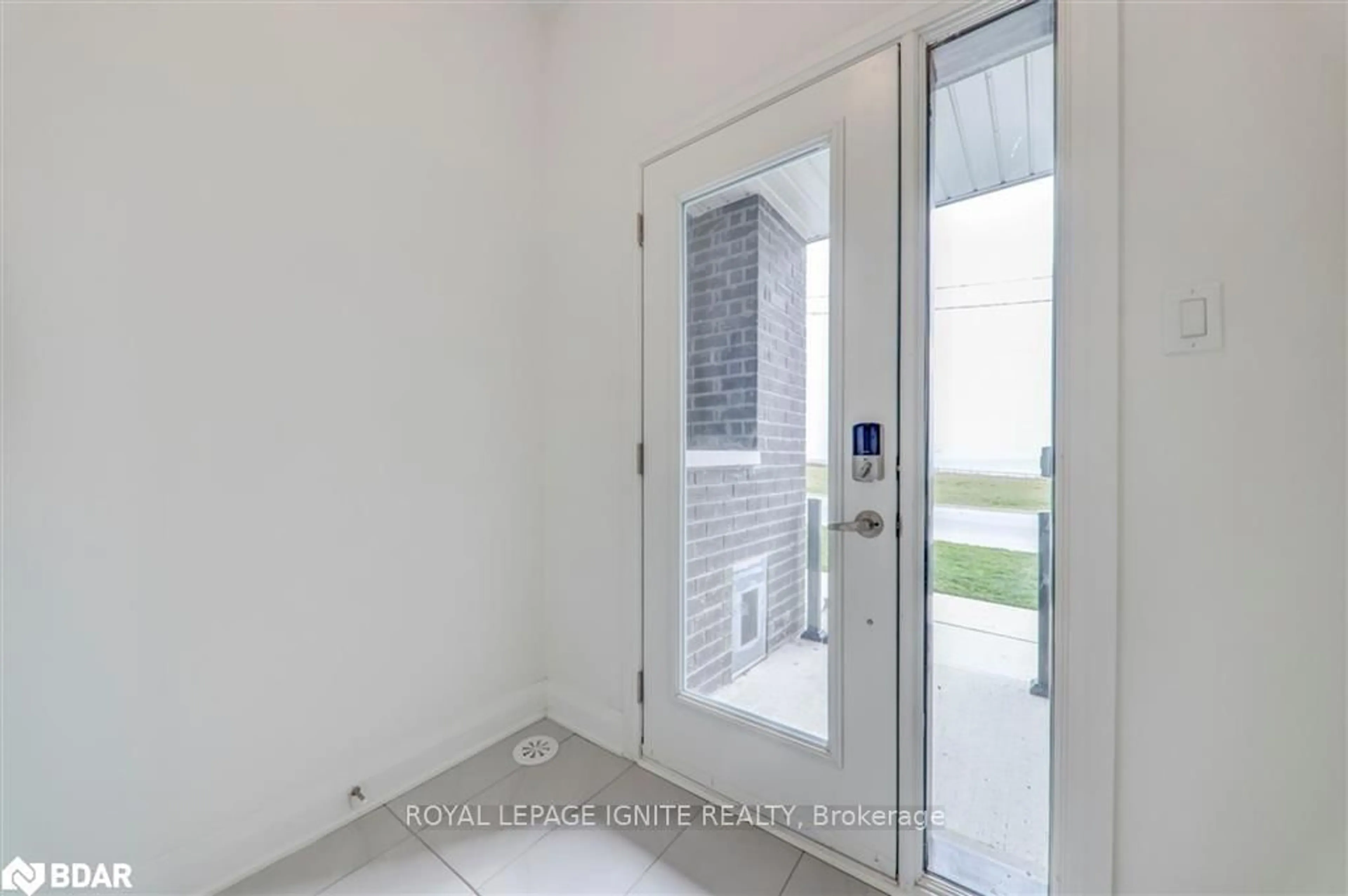 Indoor entryway for 807 Port Darlington Rd, Clarington Ontario L1C 7G4