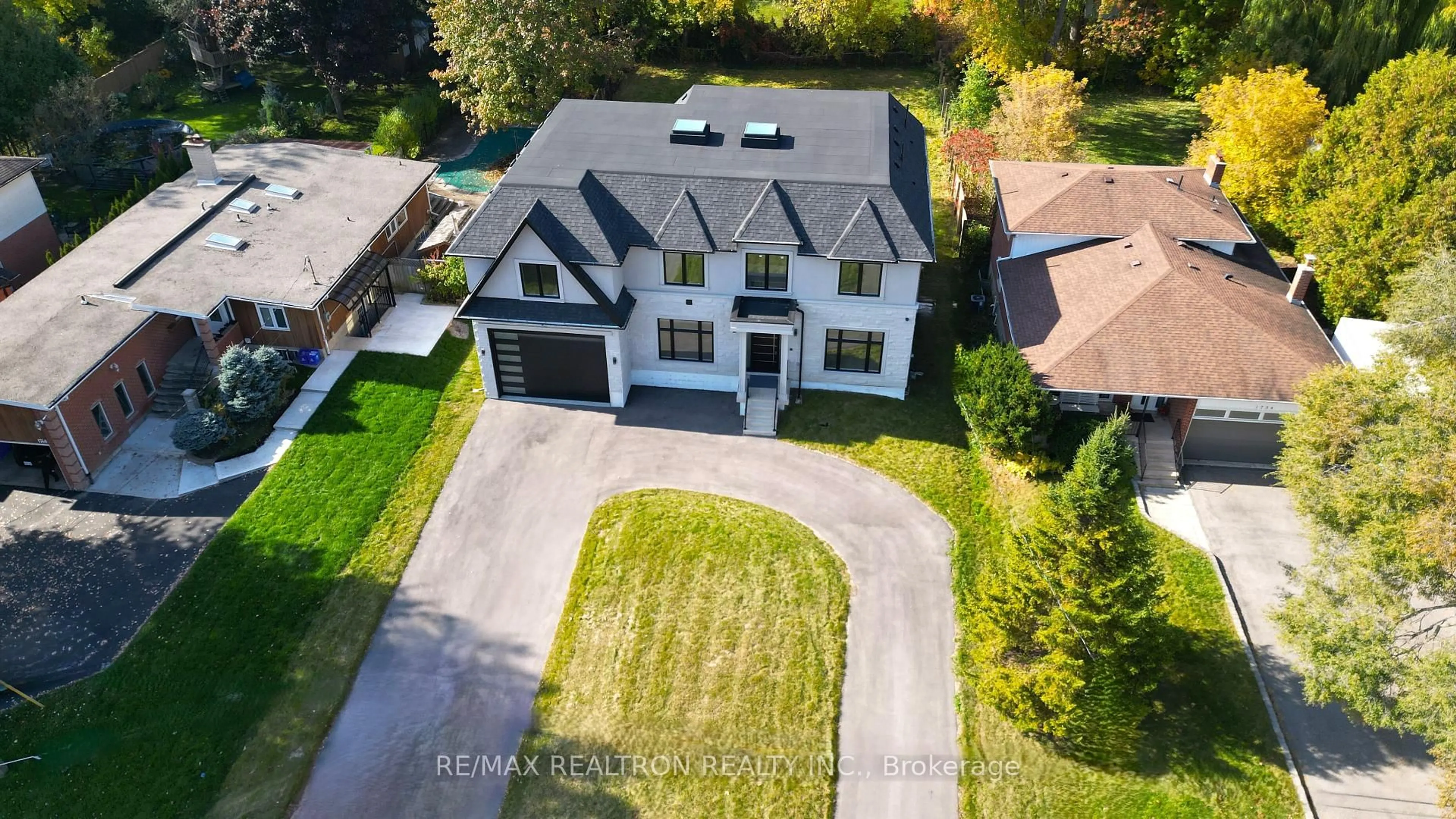 A pic from outside/outdoor area/front of a property/back of a property/a pic from drone, street for 1750 Fairport Rd, Pickering Ontario L1V 1S8