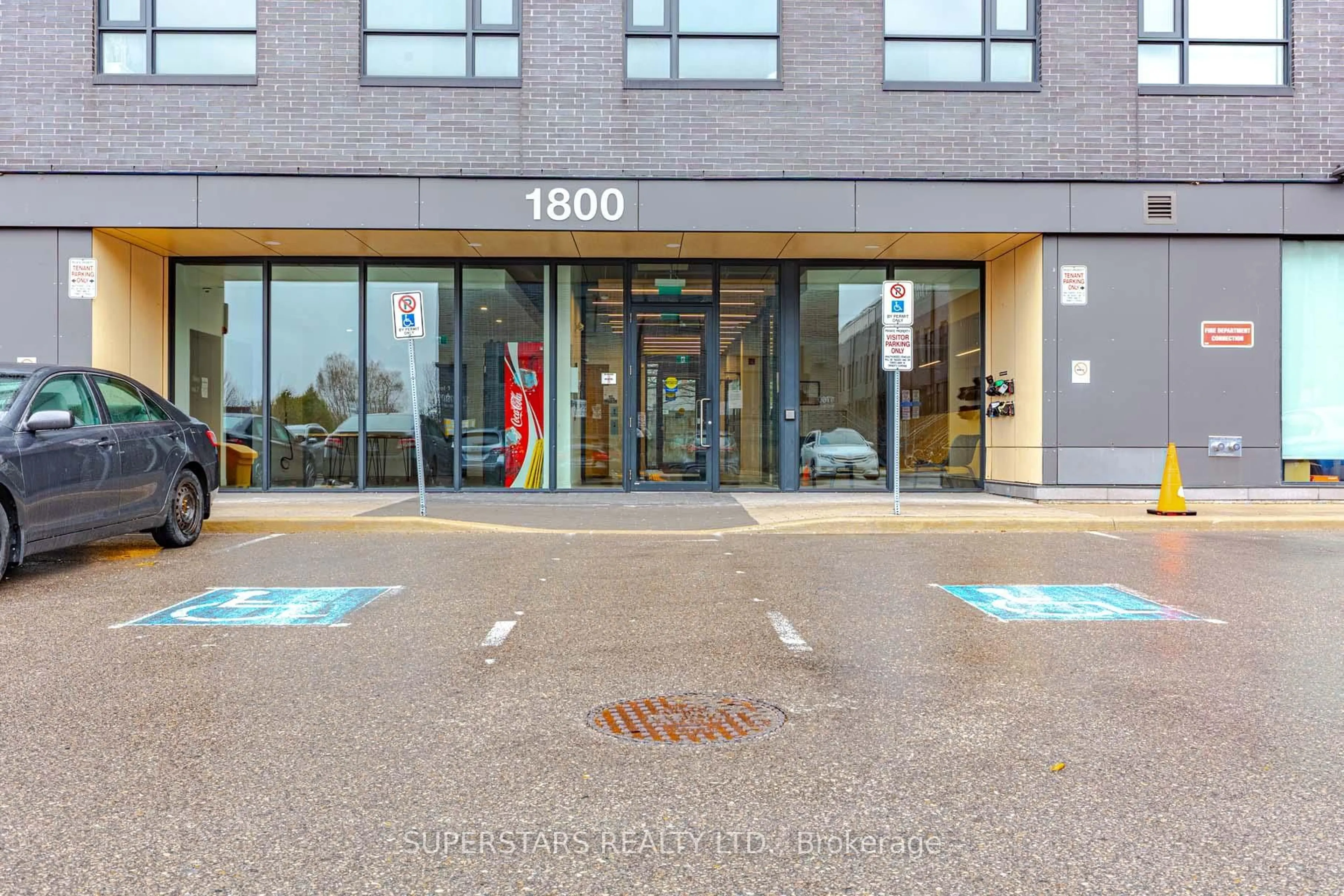 Indoor foyer for 1800 Simcoe St #217, Oshawa Ontario L1G 0C2