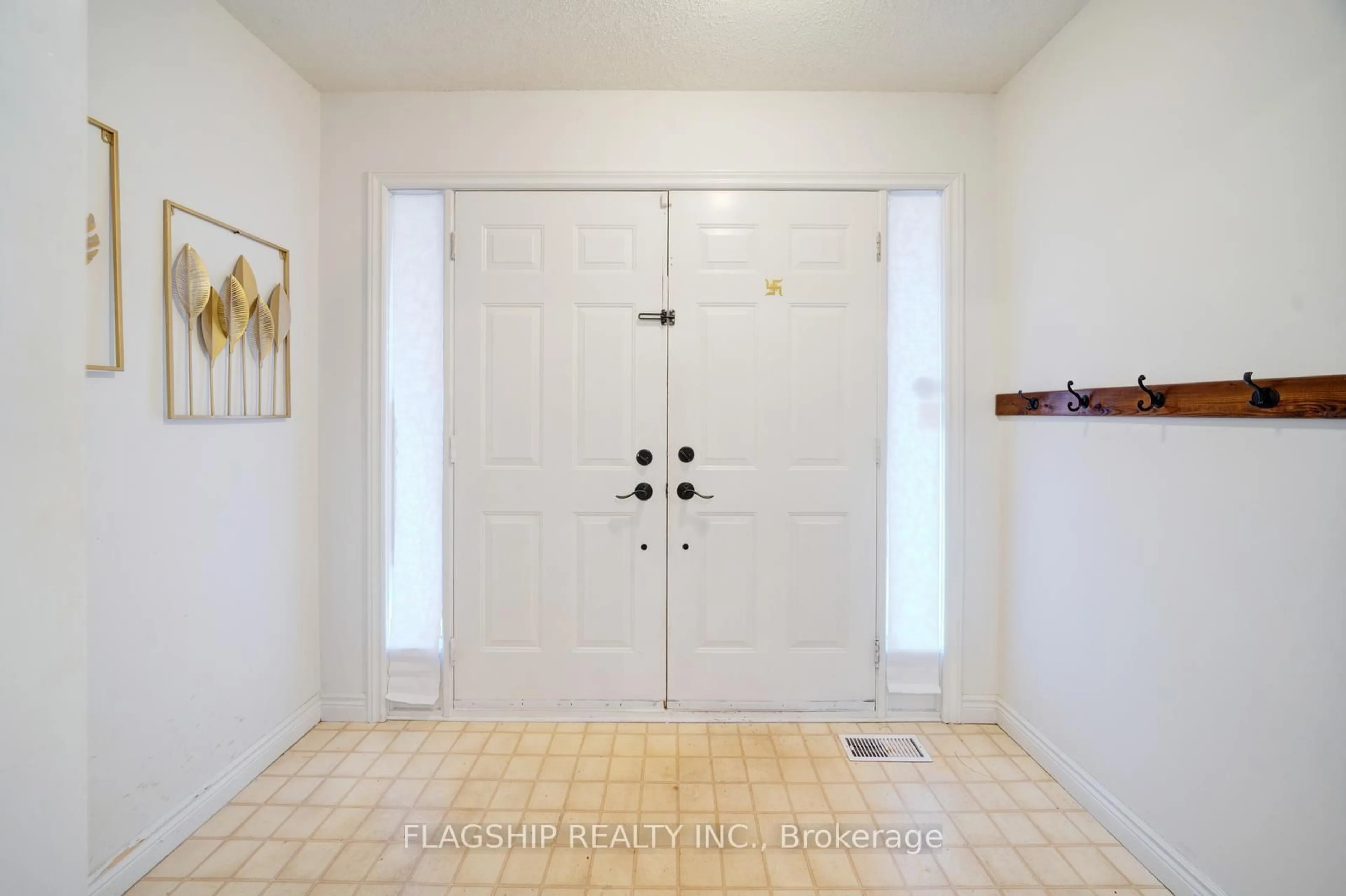 Indoor entryway for 98 Devondale St, Clarington Ontario L1E 2A1