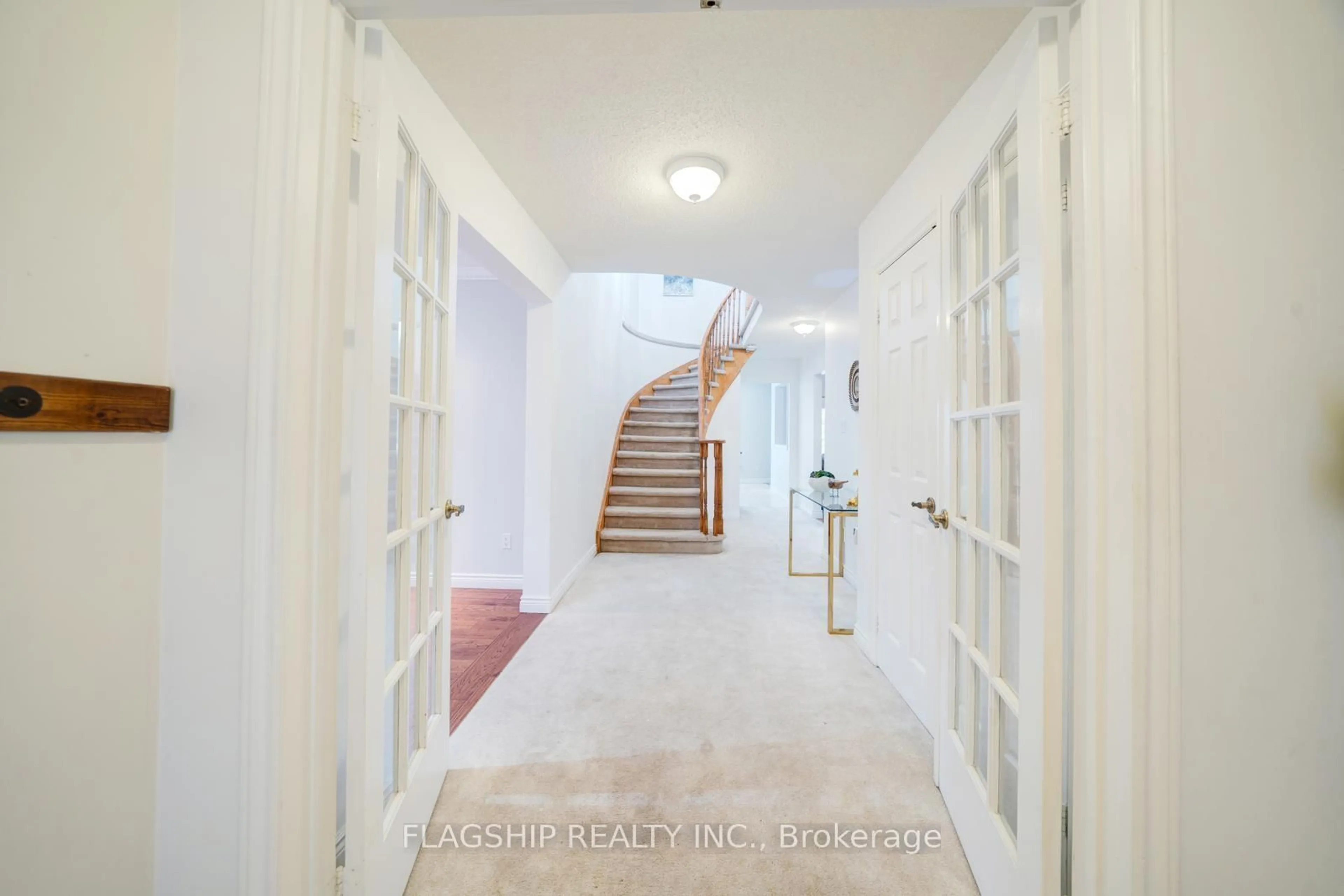 Indoor foyer for 98 Devondale St, Clarington Ontario L1E 2A1