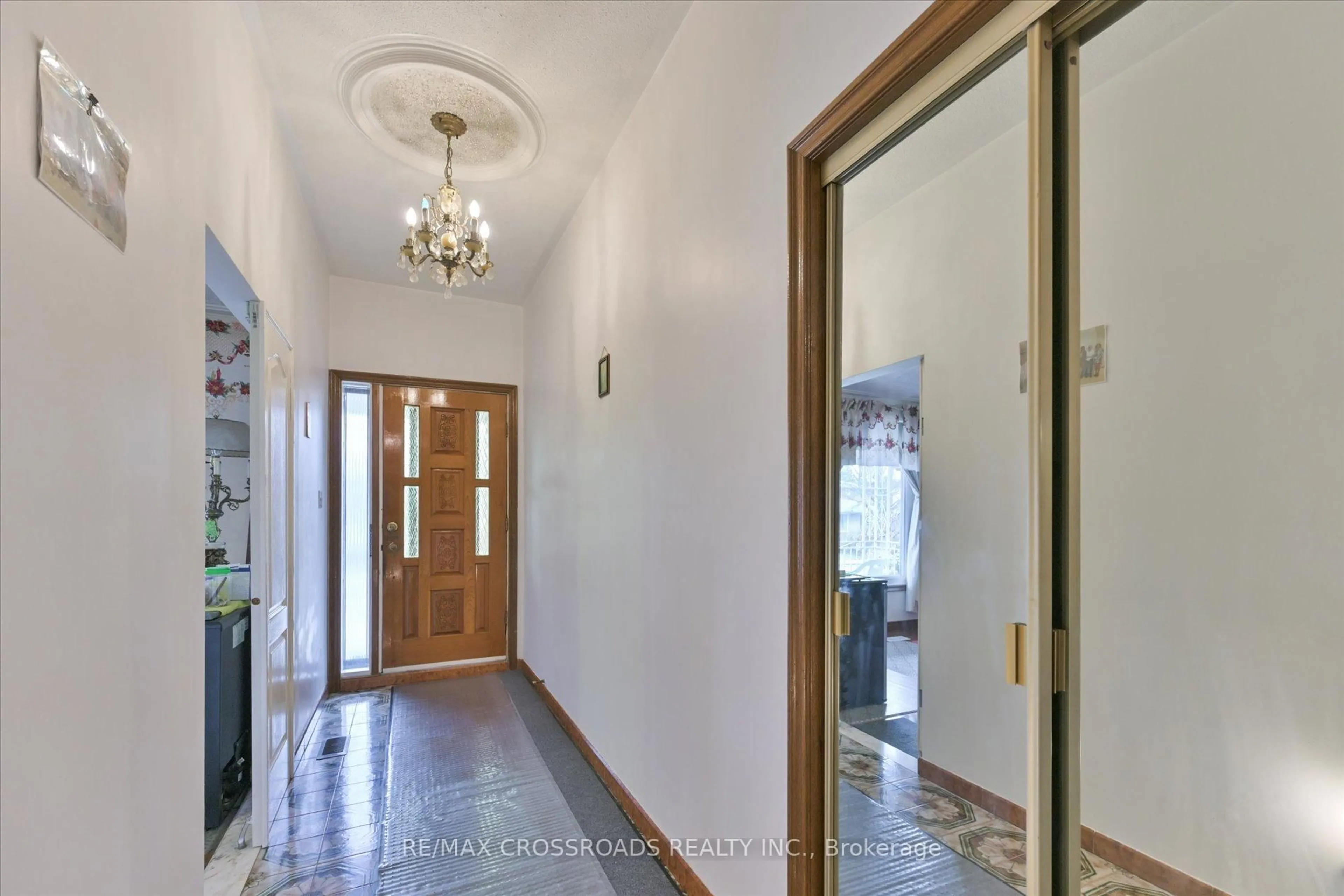 Indoor foyer for 48 Phillip Ave, Toronto Ontario M1N 3P9