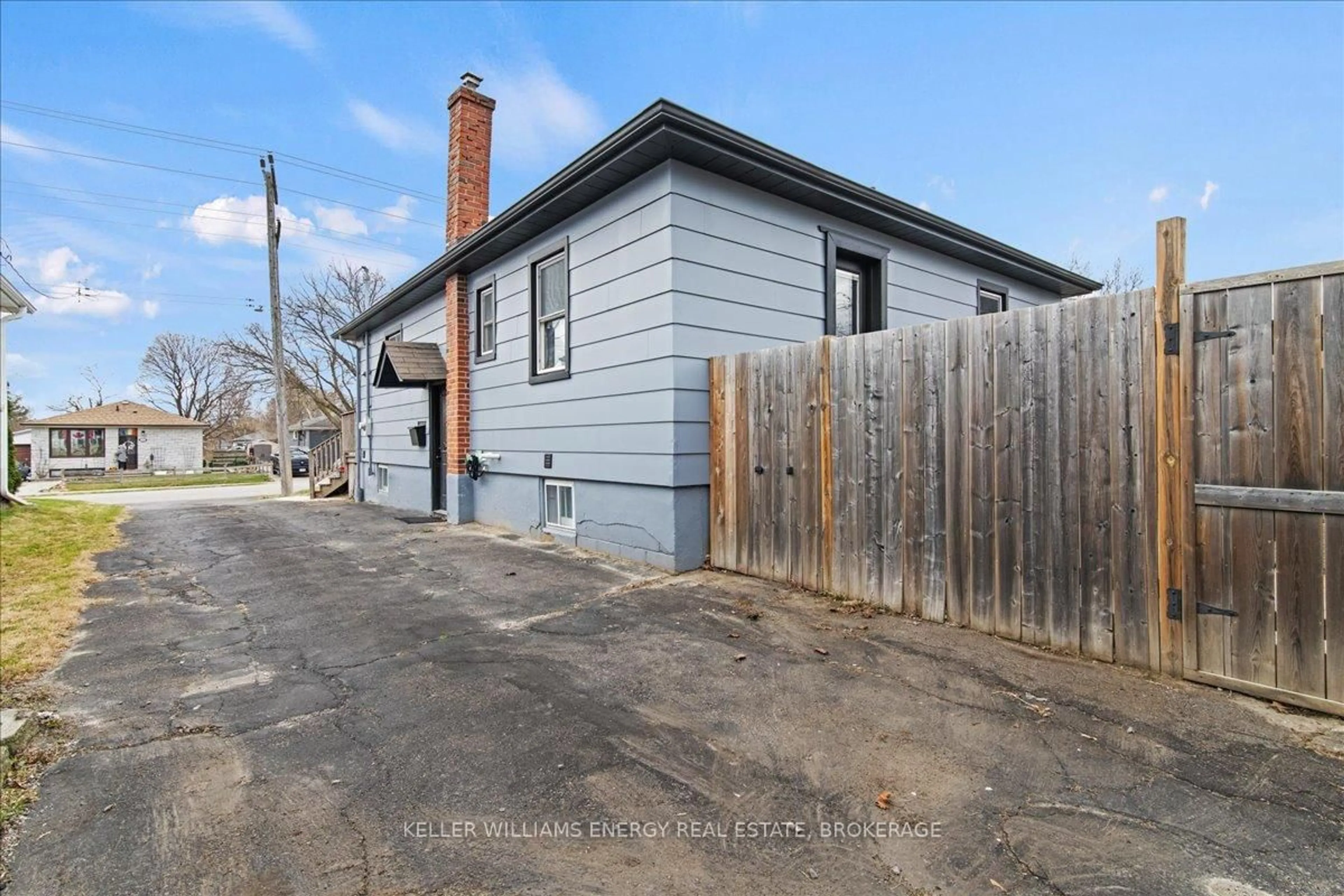 Unknown for 913 Centre St, Whitby Ontario L1N 4V2