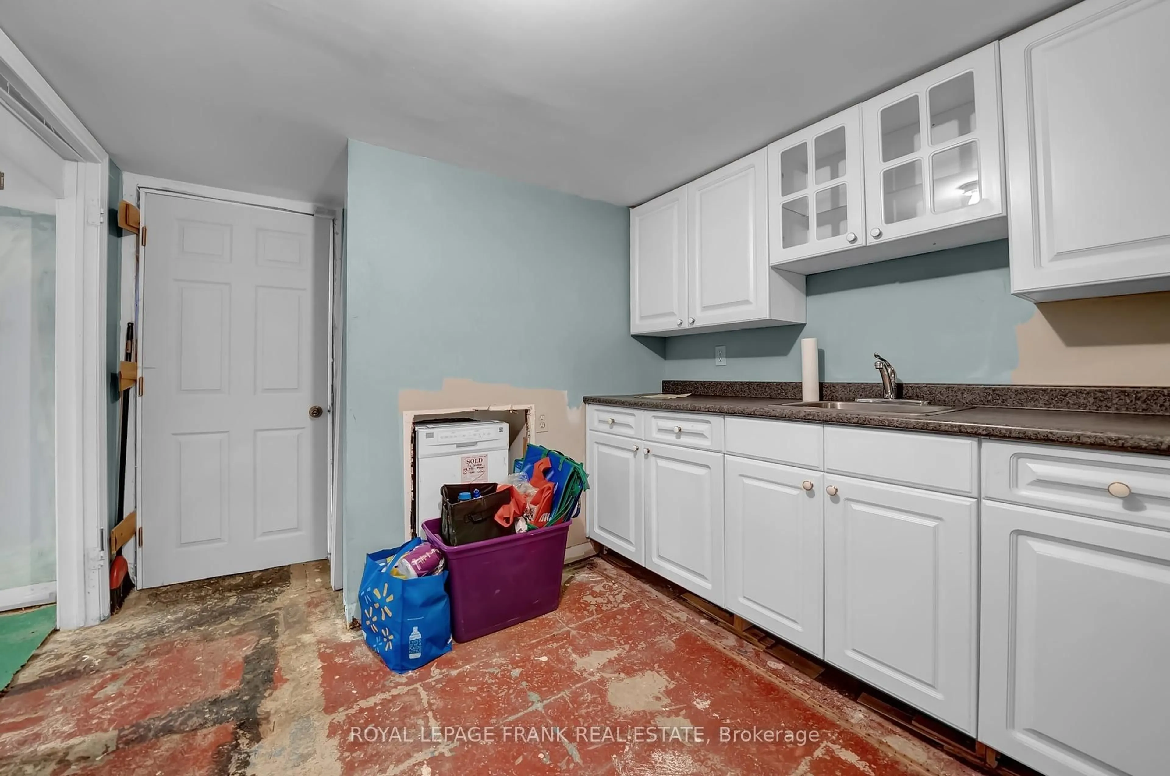 Laundry room for 1994 Glendale Dr, Pickering Ontario L1V 1V7