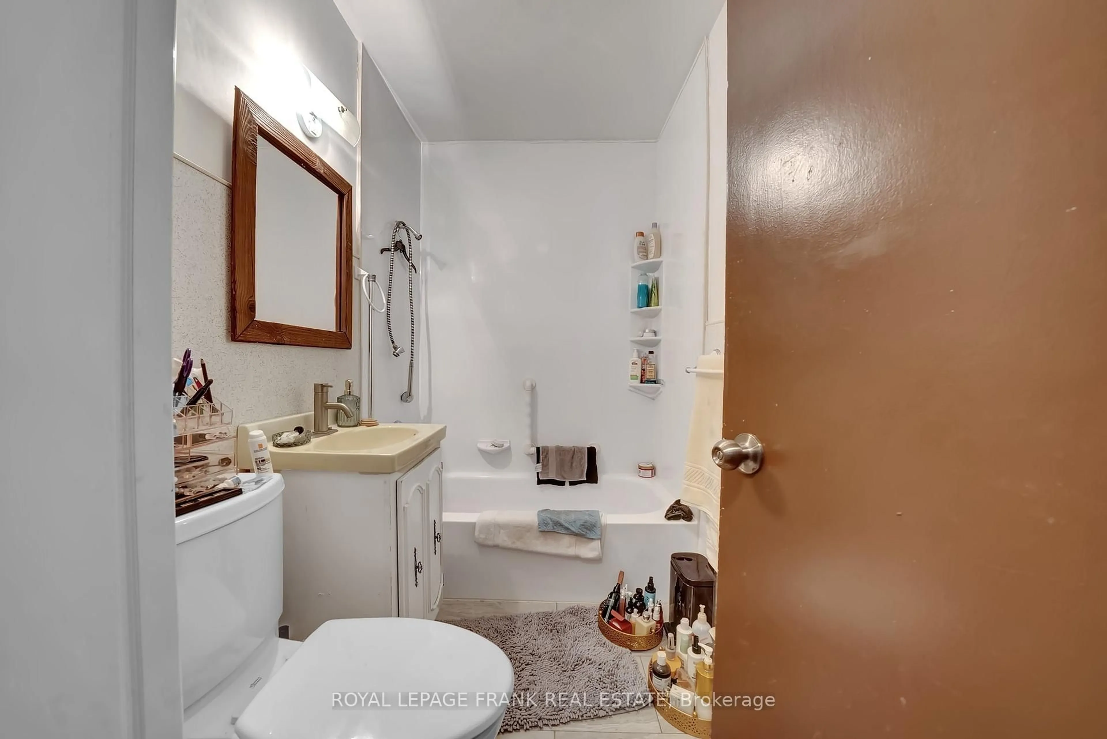 Standard bathroom, unknown for 1994 Glendale Dr, Pickering Ontario L1V 1V7