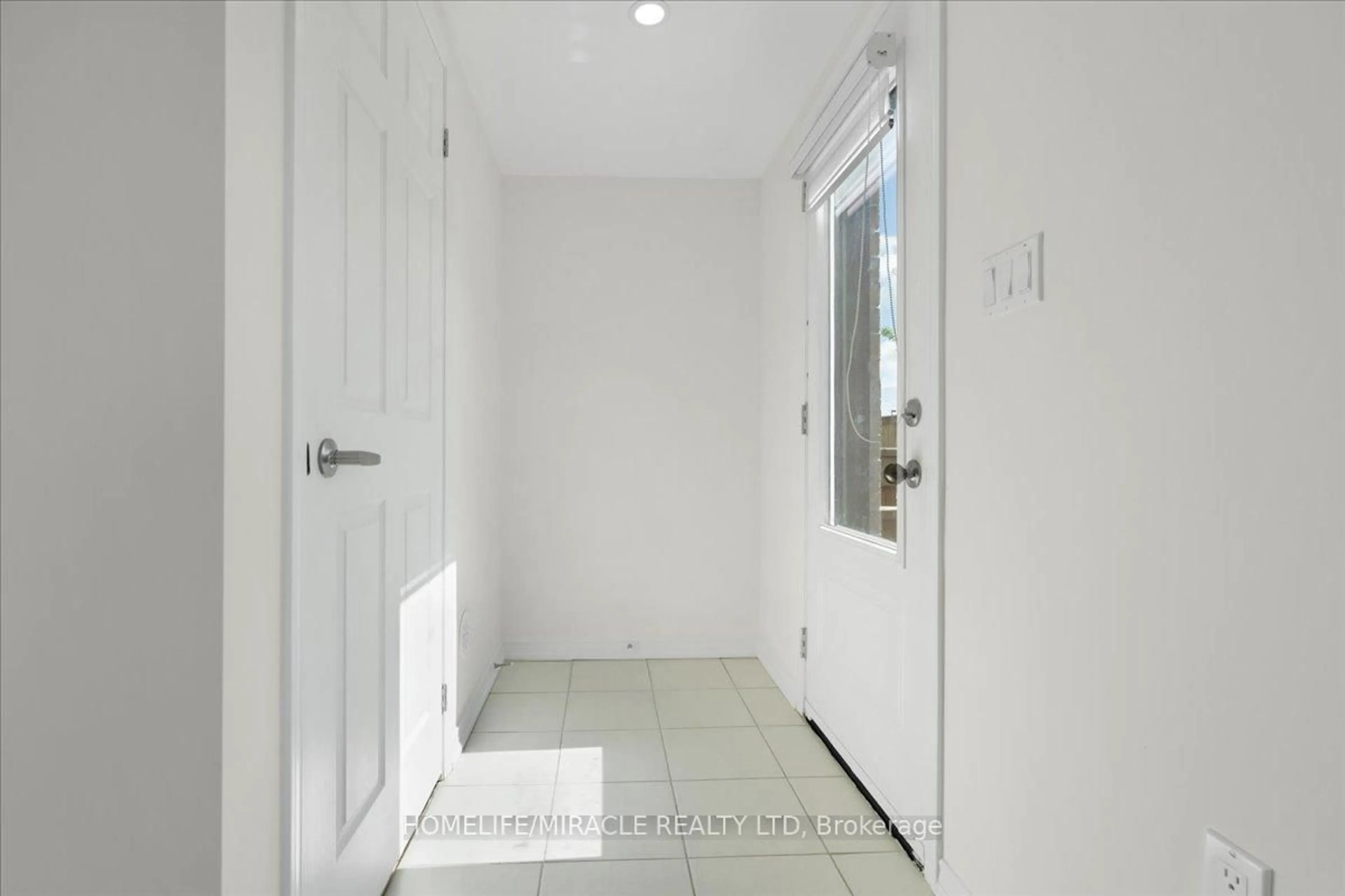 Indoor entryway for 1392 Coral Springs Path, Oshawa Ontario L1K 3G1