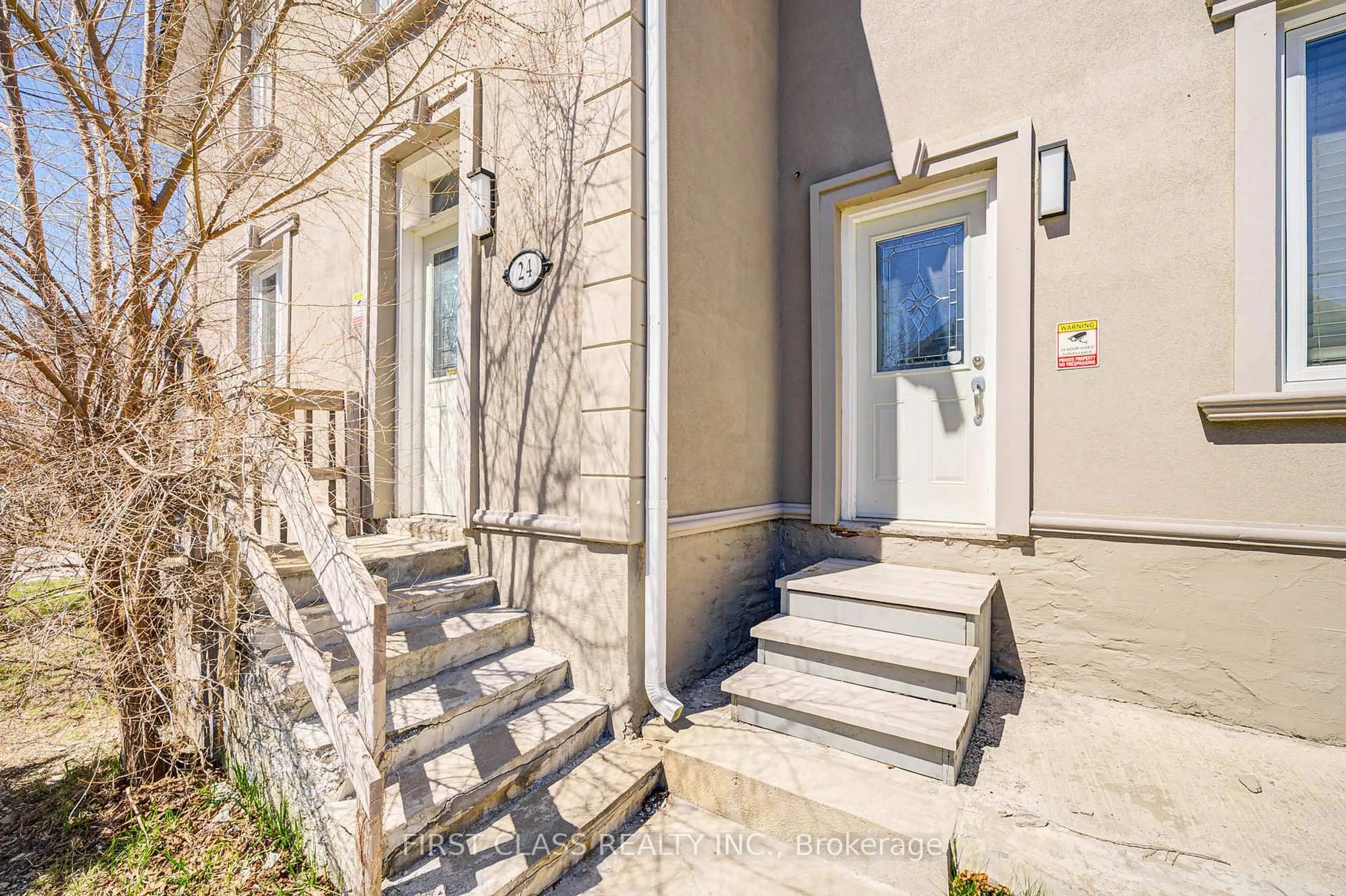 Indoor entryway for 24 Colborne St, Oshawa Ontario L1G 1L4