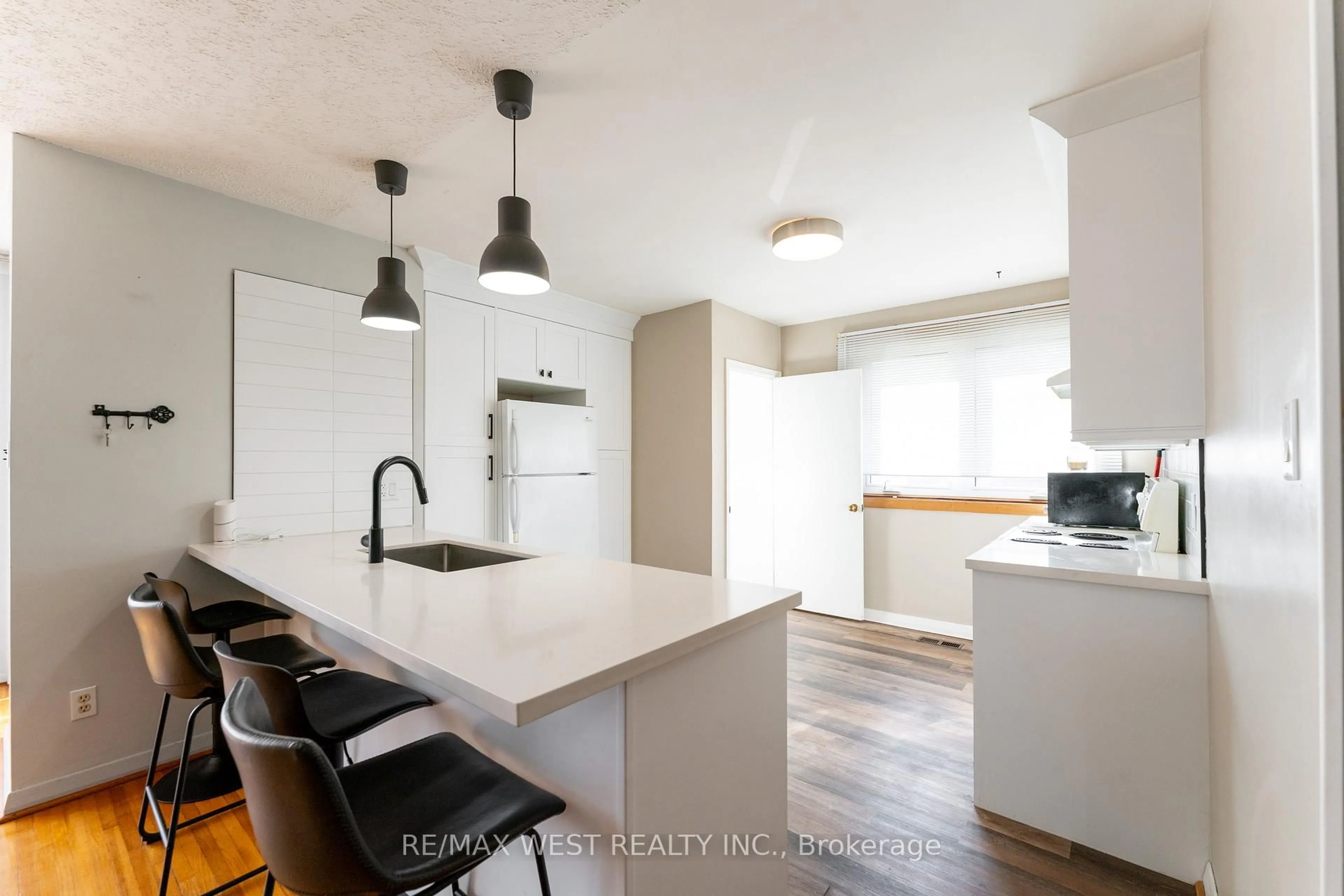 Open concept kitchen, unknown for 322 Rosedale Dr, Whitby Ontario L1N 1Z3