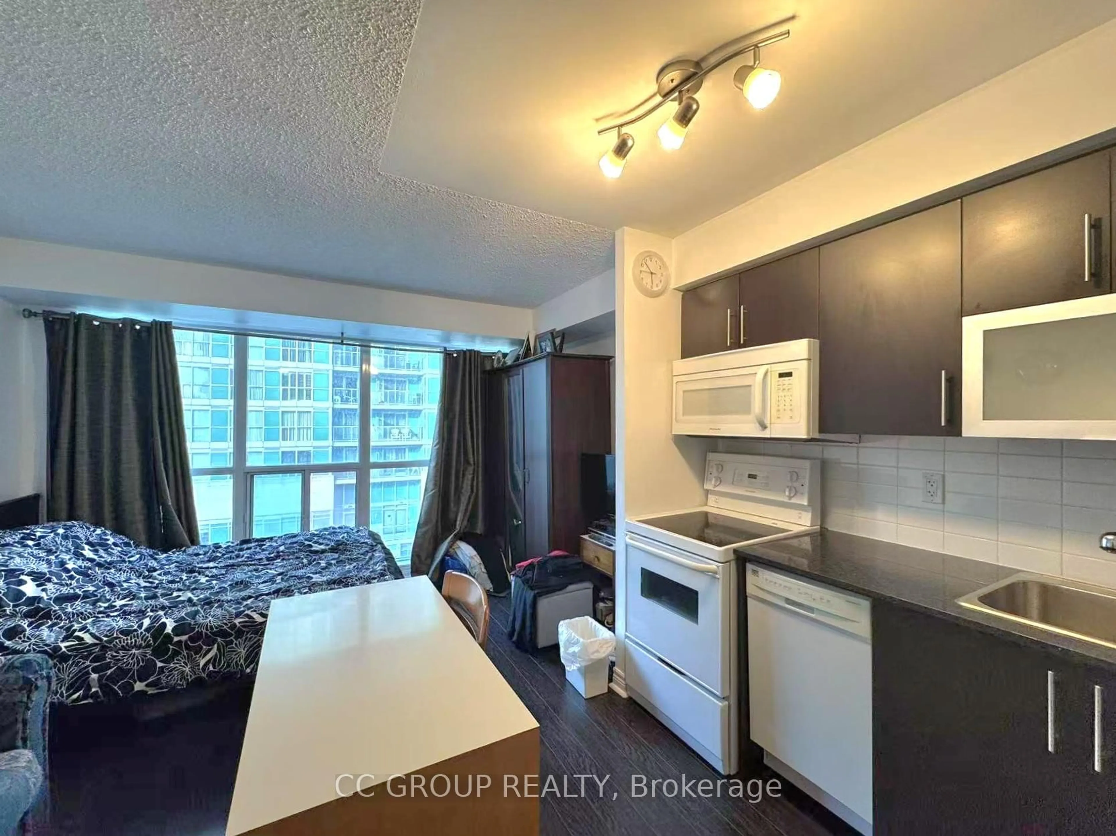Standard kitchen, unknown for 50 TOWN CENTRE Crt #405, Toronto Ontario M1P 0A9