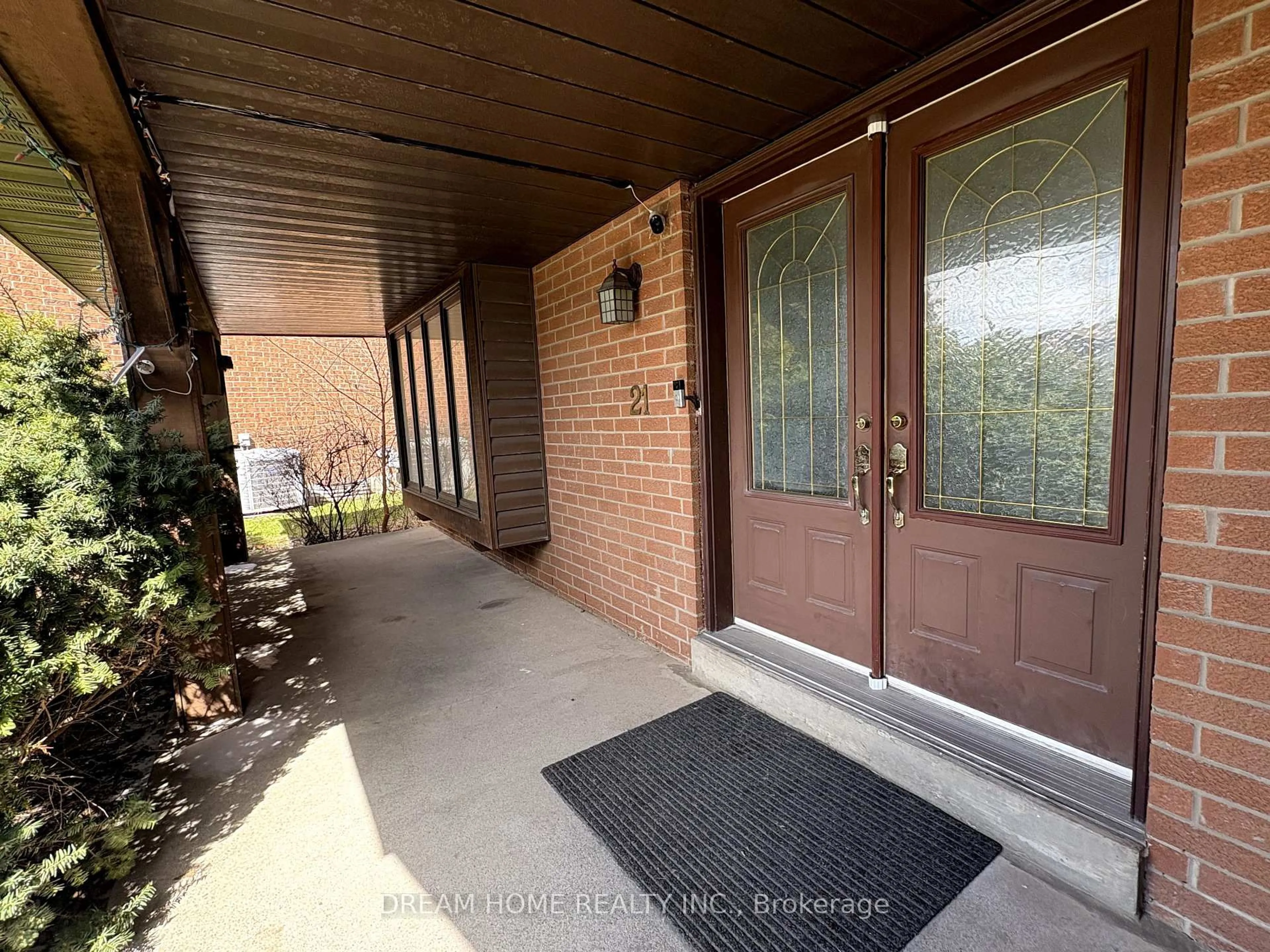 Indoor entryway for 21 Chiefswood Sq, Toronto Ontario M1W 3A9