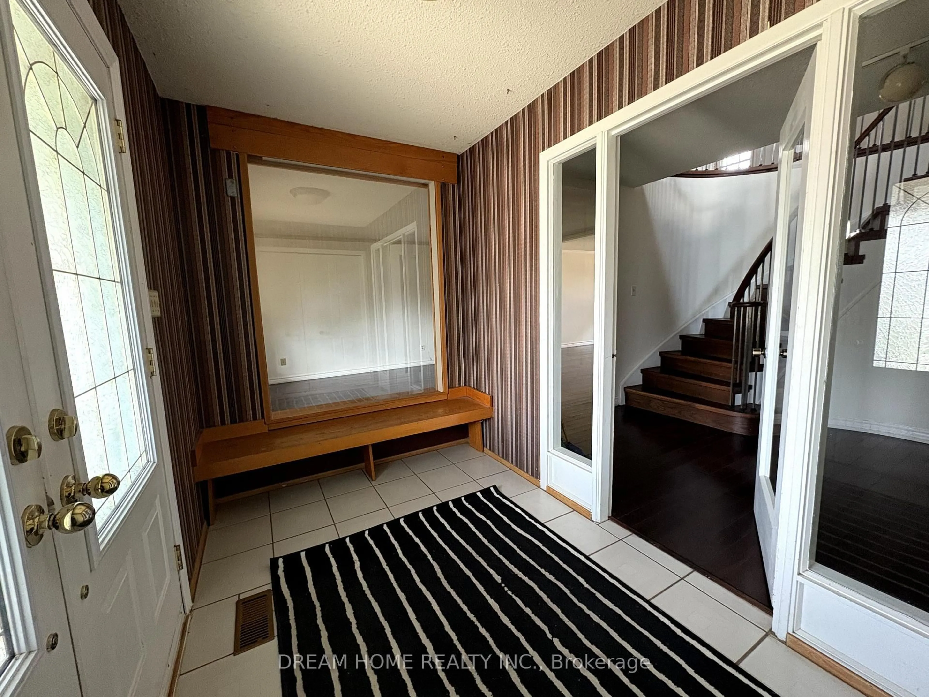 Indoor foyer for 21 Chiefswood Sq, Toronto Ontario M1W 3A9