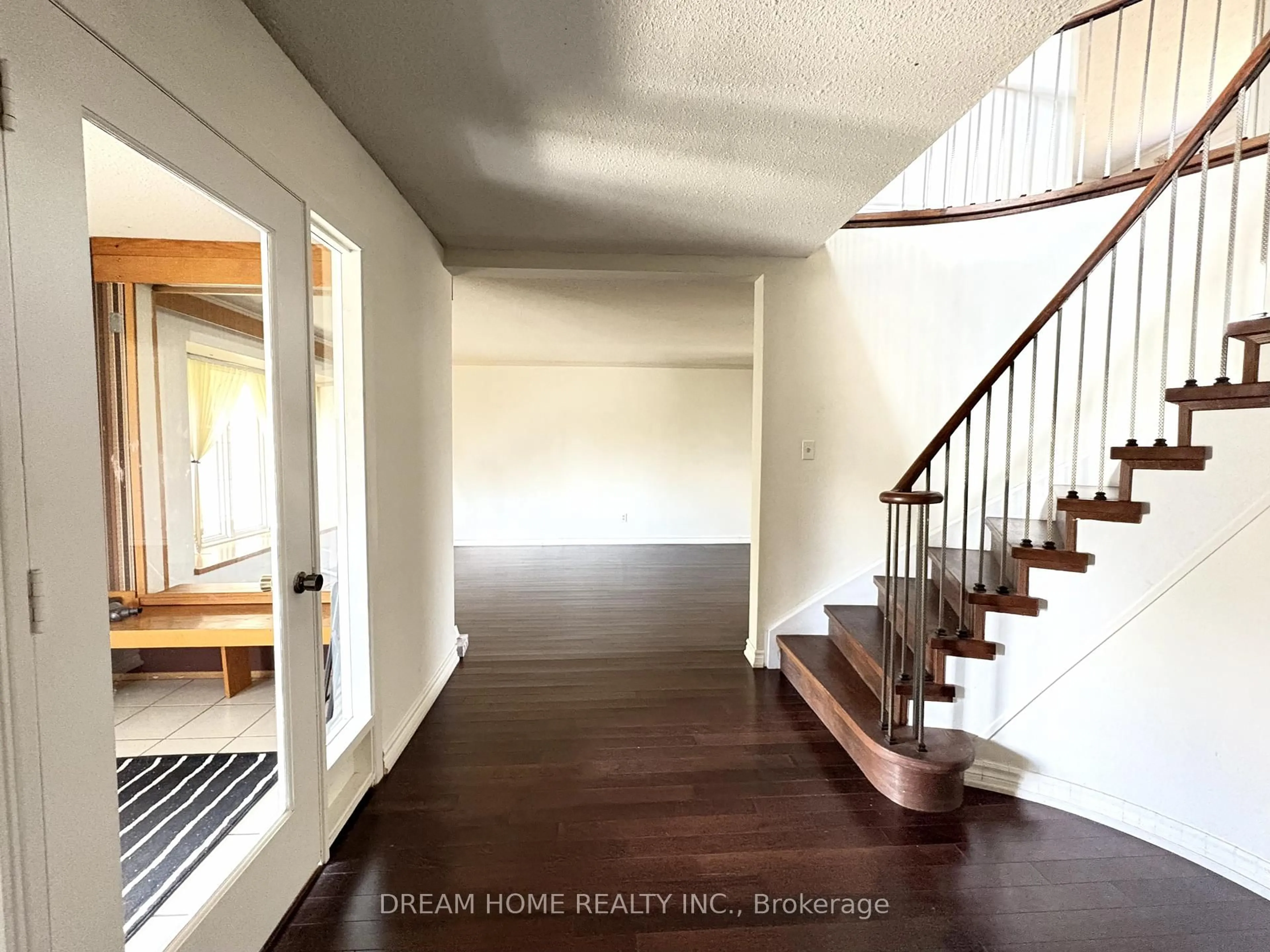 Indoor entryway for 21 Chiefswood Sq, Toronto Ontario M1W 3A9