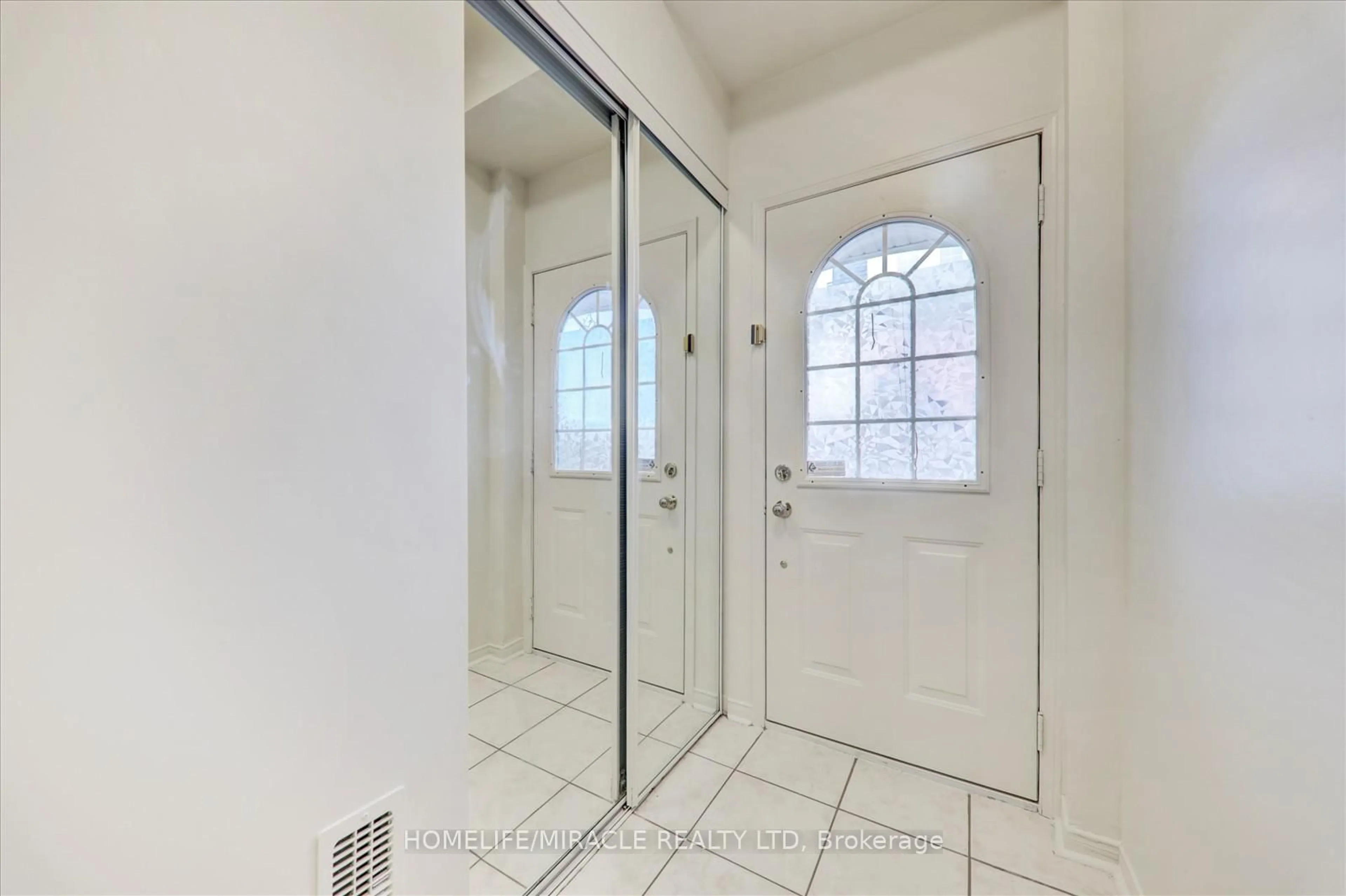 Indoor entryway for 36 Jenkinson Way, Toronto Ontario M1P 5H4