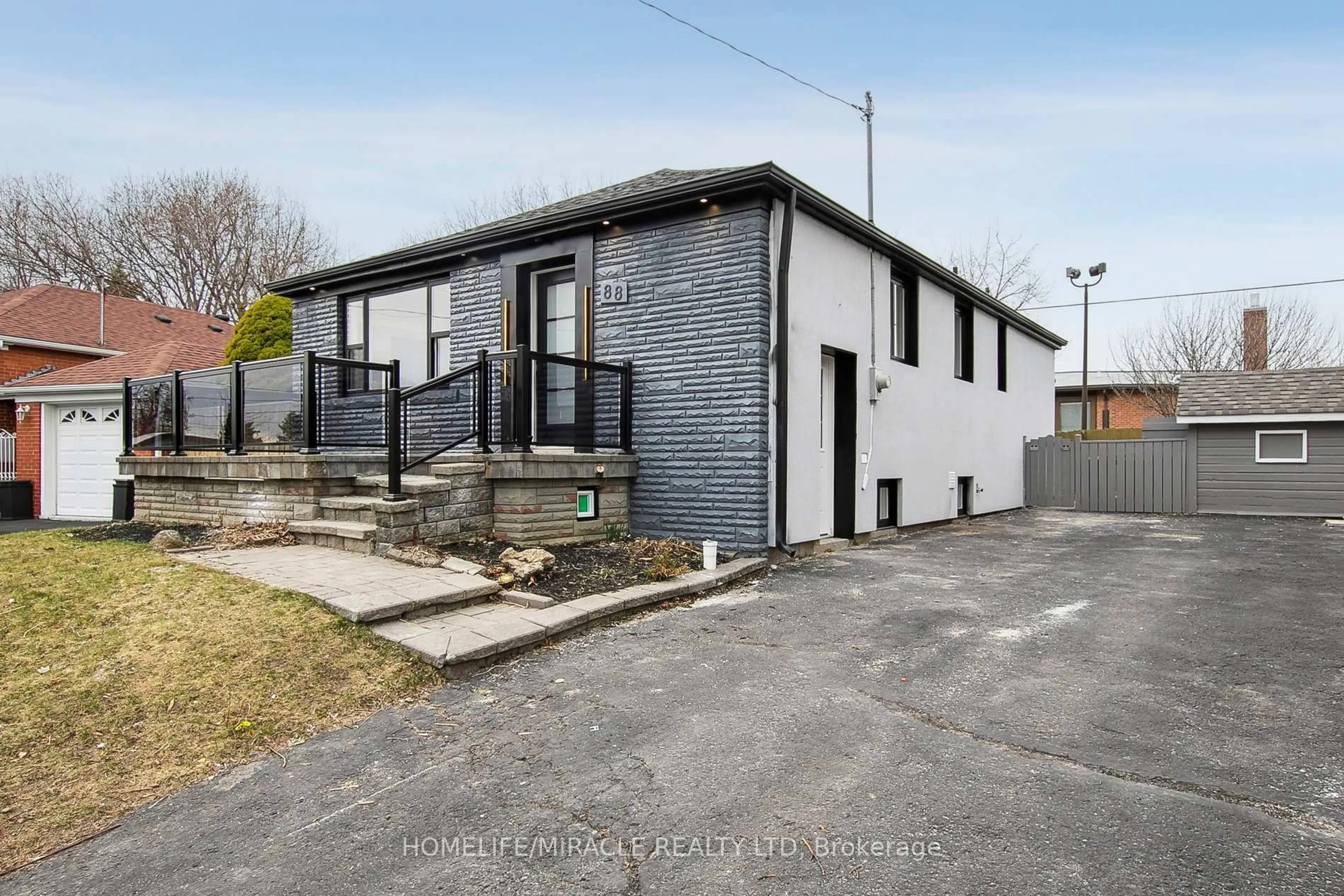 A pic from outside/outdoor area/front of a property/back of a property/a pic from drone, street for 88 Inniswood Dr, Toronto Ontario M1R 1E7
