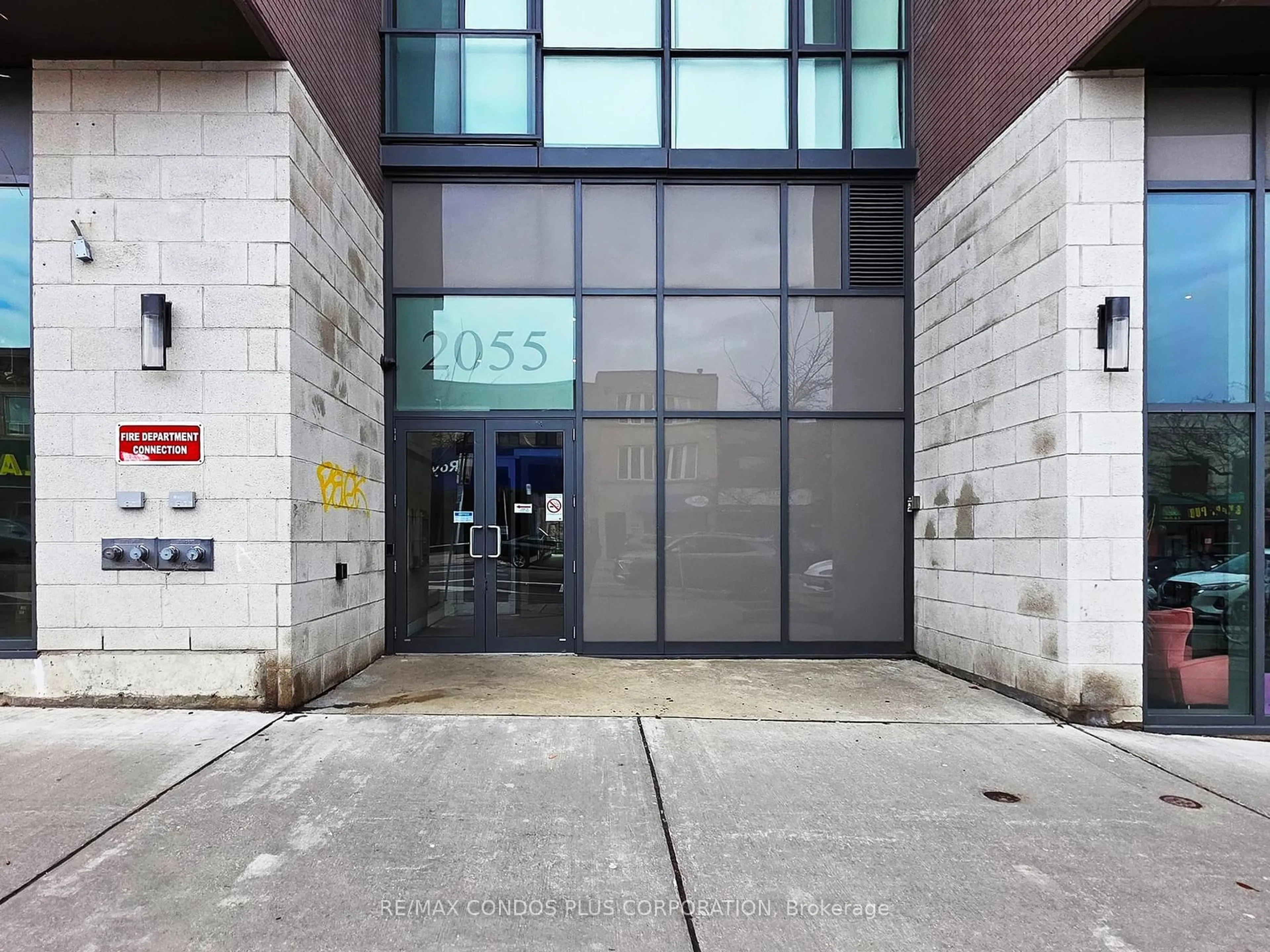Indoor foyer for 2055 Danforth Ave #605, Toronto Ontario M4C 1J8