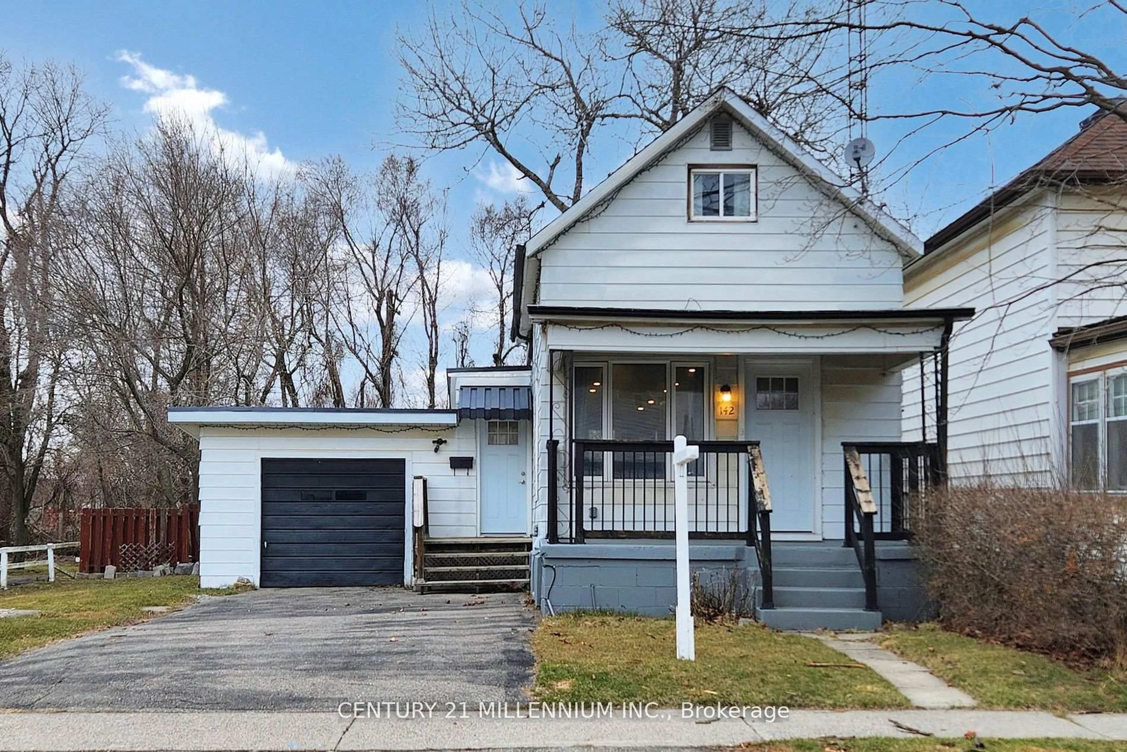 Home with vinyl exterior material, street for 142 Annis St, Oshawa Ontario L1H 3P4