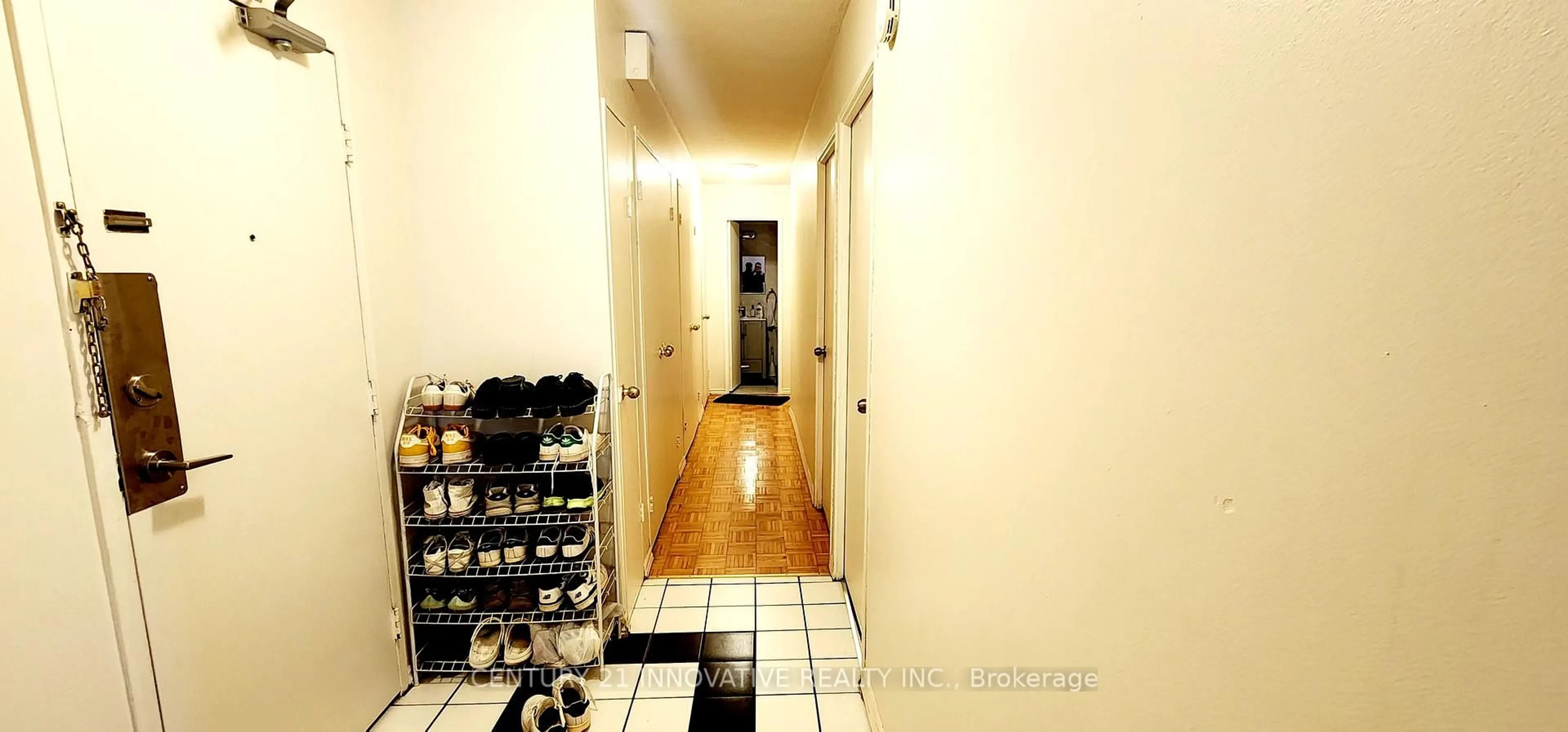 Indoor foyer for 1950 Kennedy Rd #405, Toronto Ontario M1P 4S9