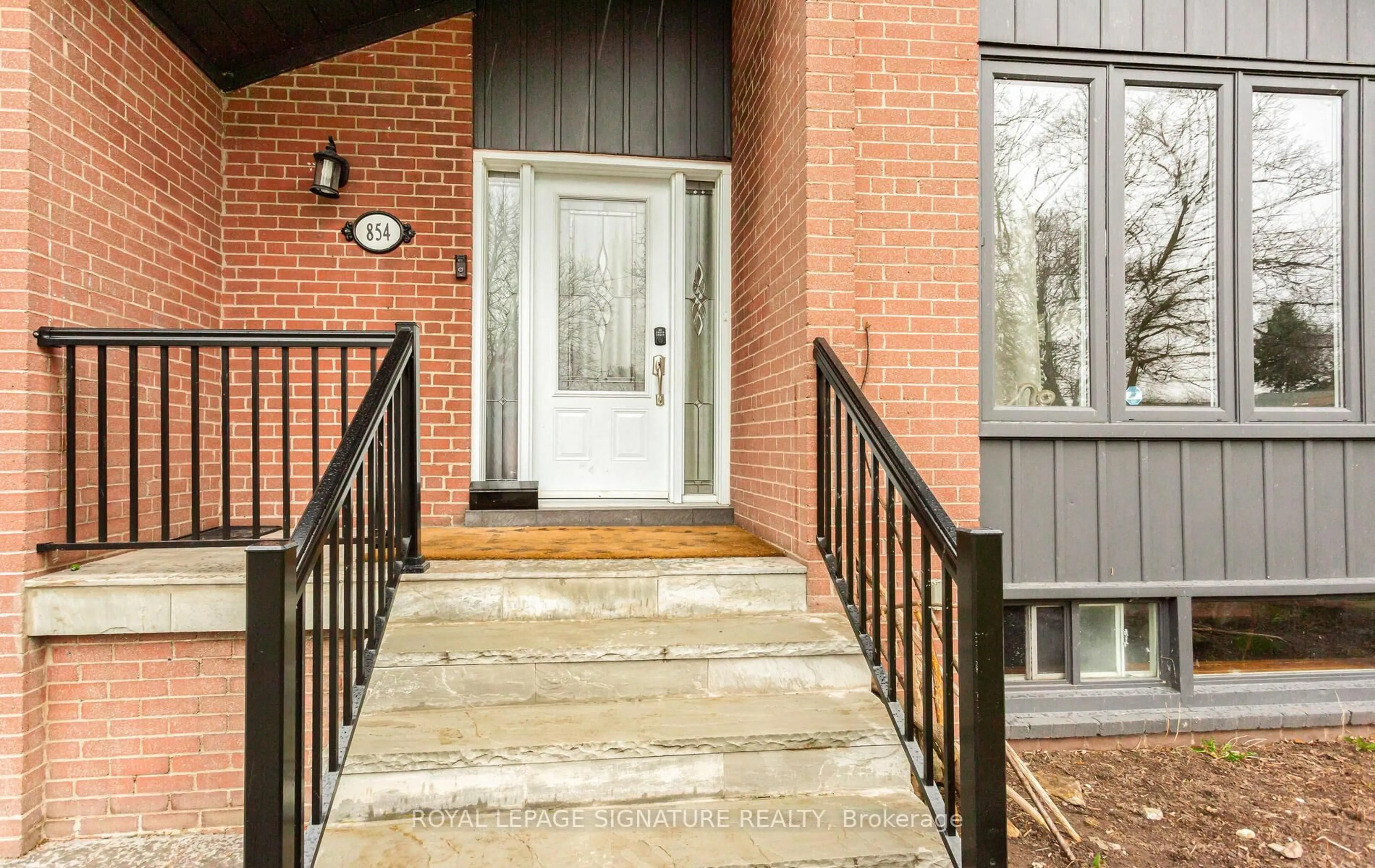 Indoor entryway for 854 Antonio St, Pickering Ontario L1W 1T3