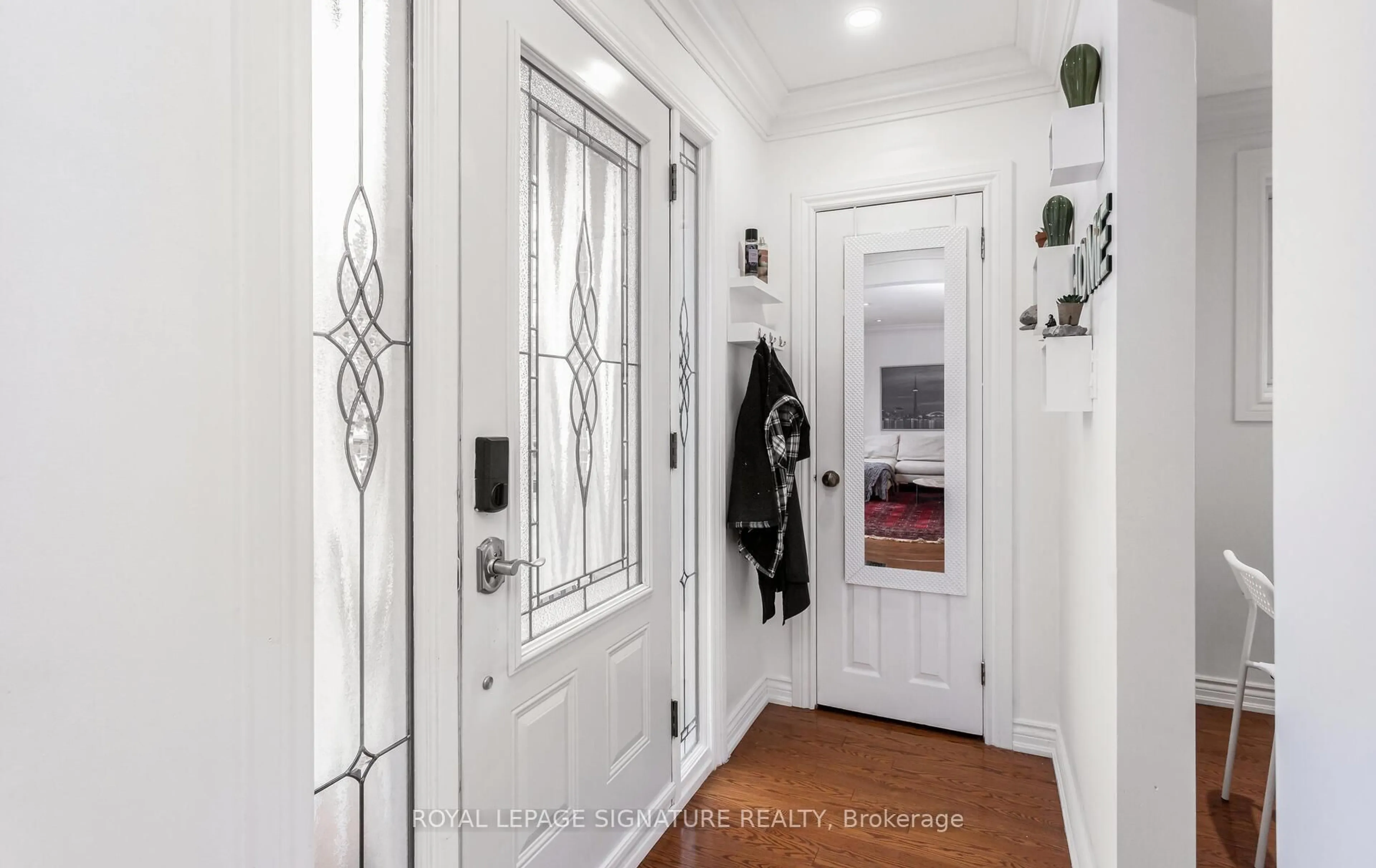 Indoor entryway for 854 Antonio St, Pickering Ontario L1W 1T3