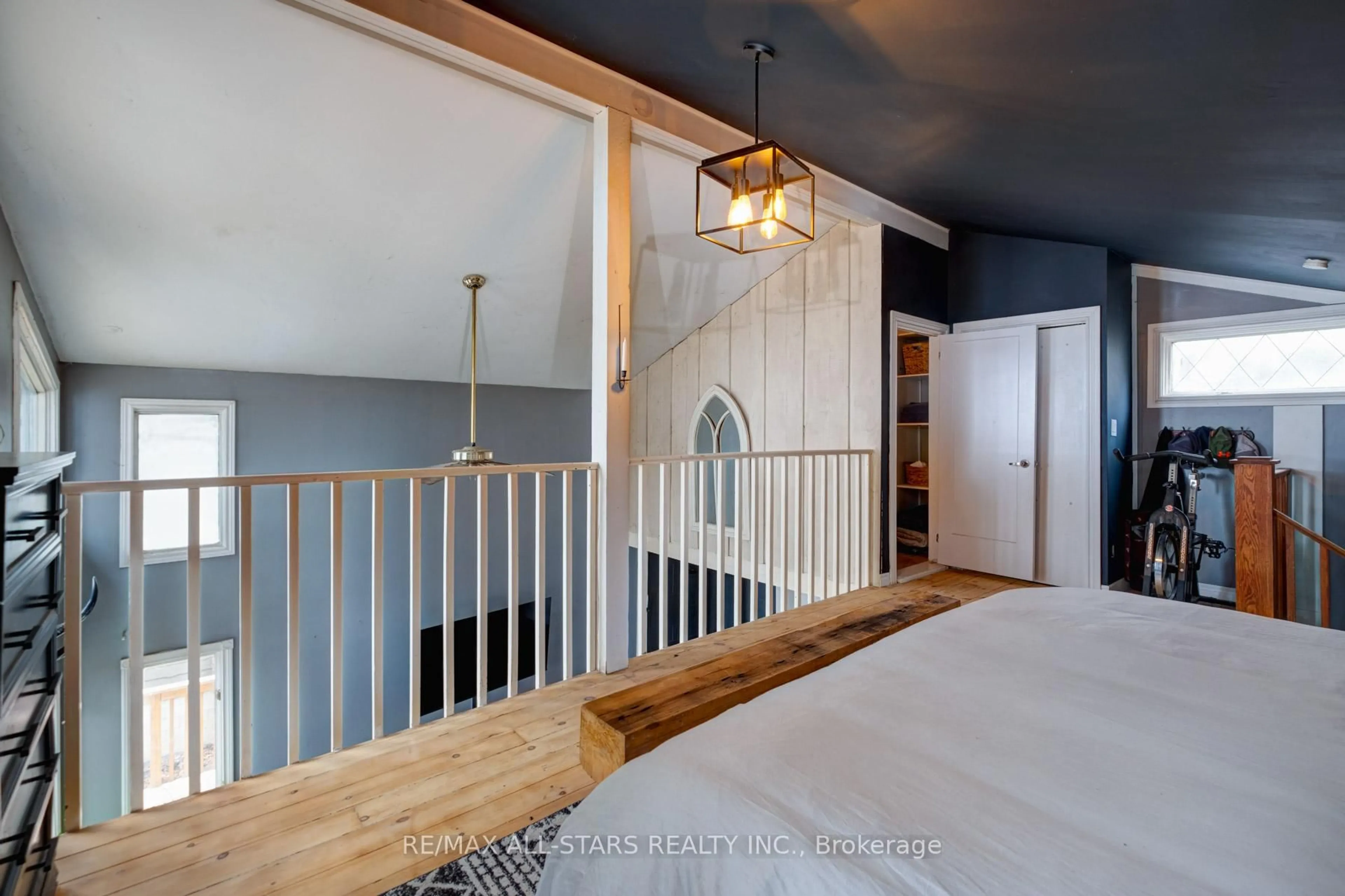 Indoor entryway for 126 Pine Point Lane, Scugog Ontario L9L 1B4