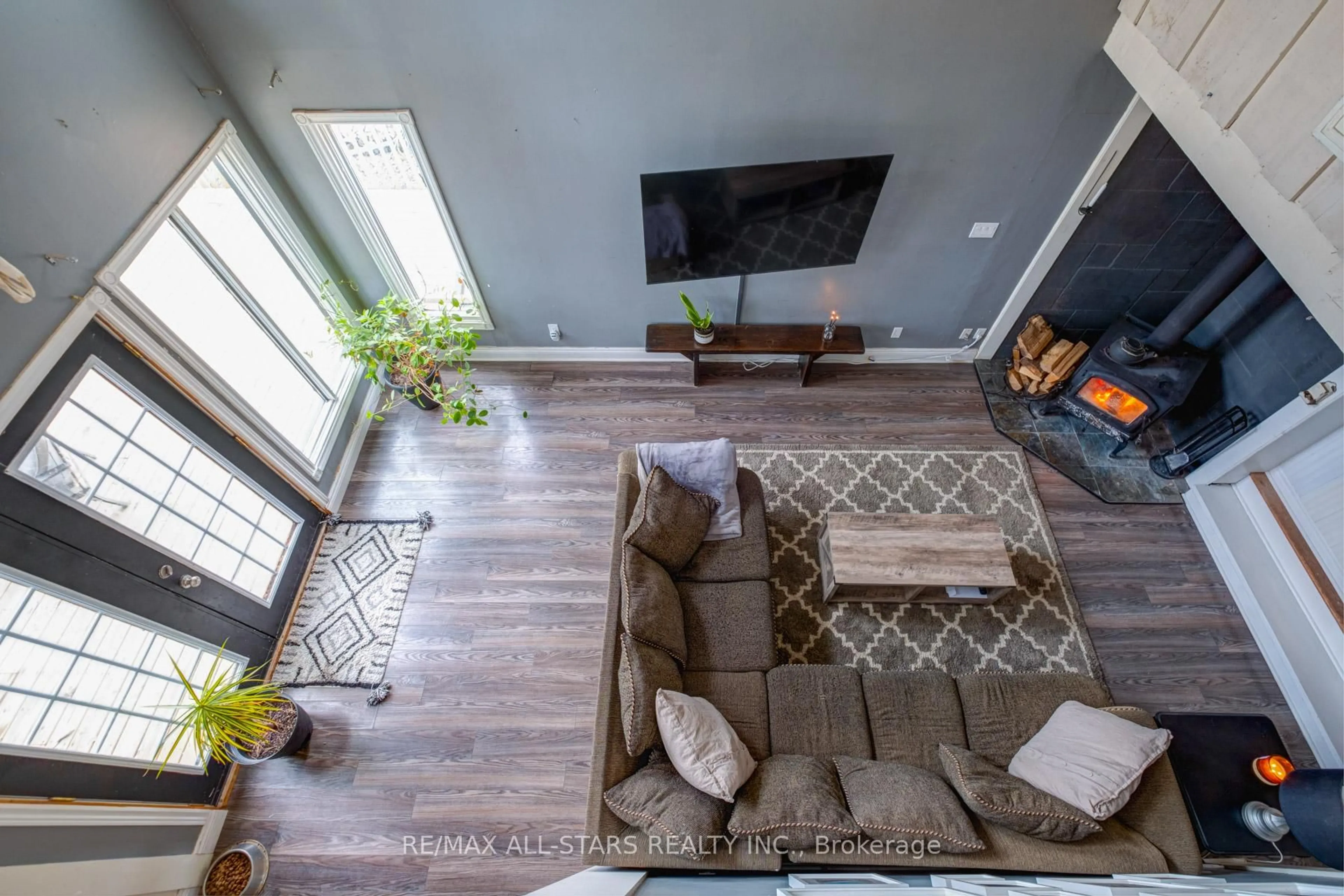 Living room with furniture, unknown for 126 Pine Point Lane, Scugog Ontario L9L 1B4