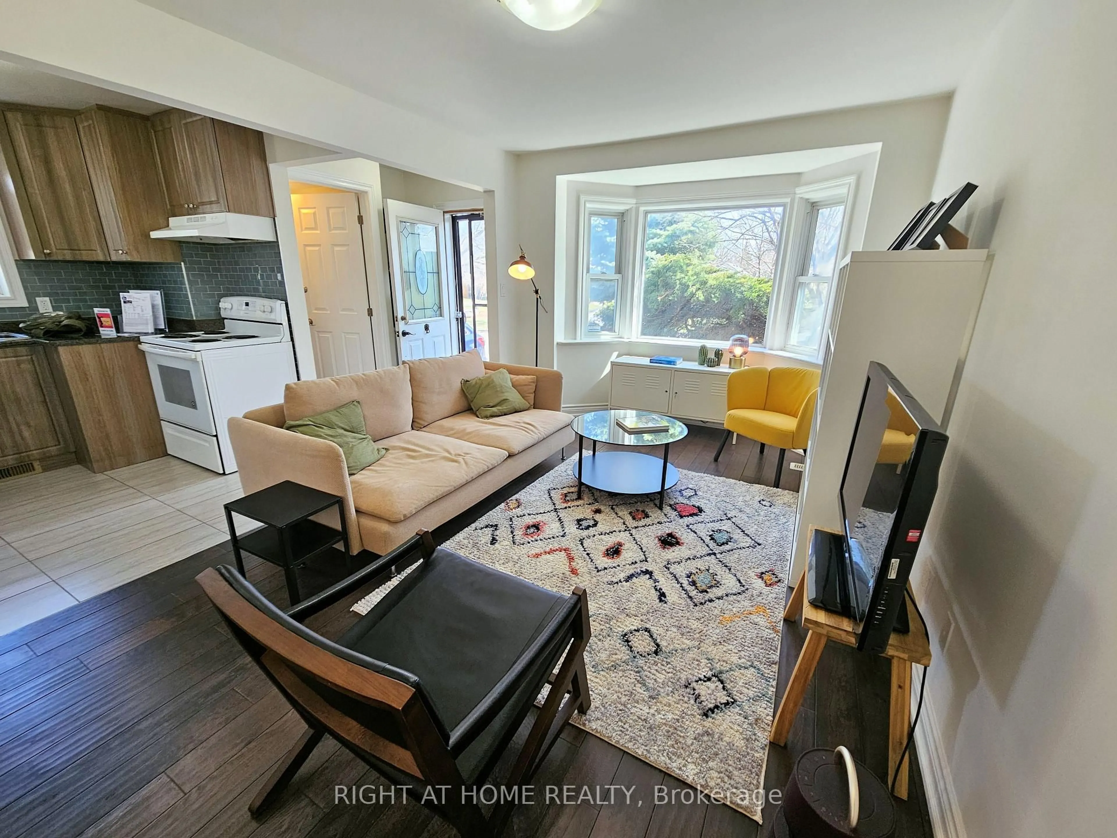 Living room with furniture, unknown for 6 Dunkirk Rd, Toronto Ontario M4C 2L9