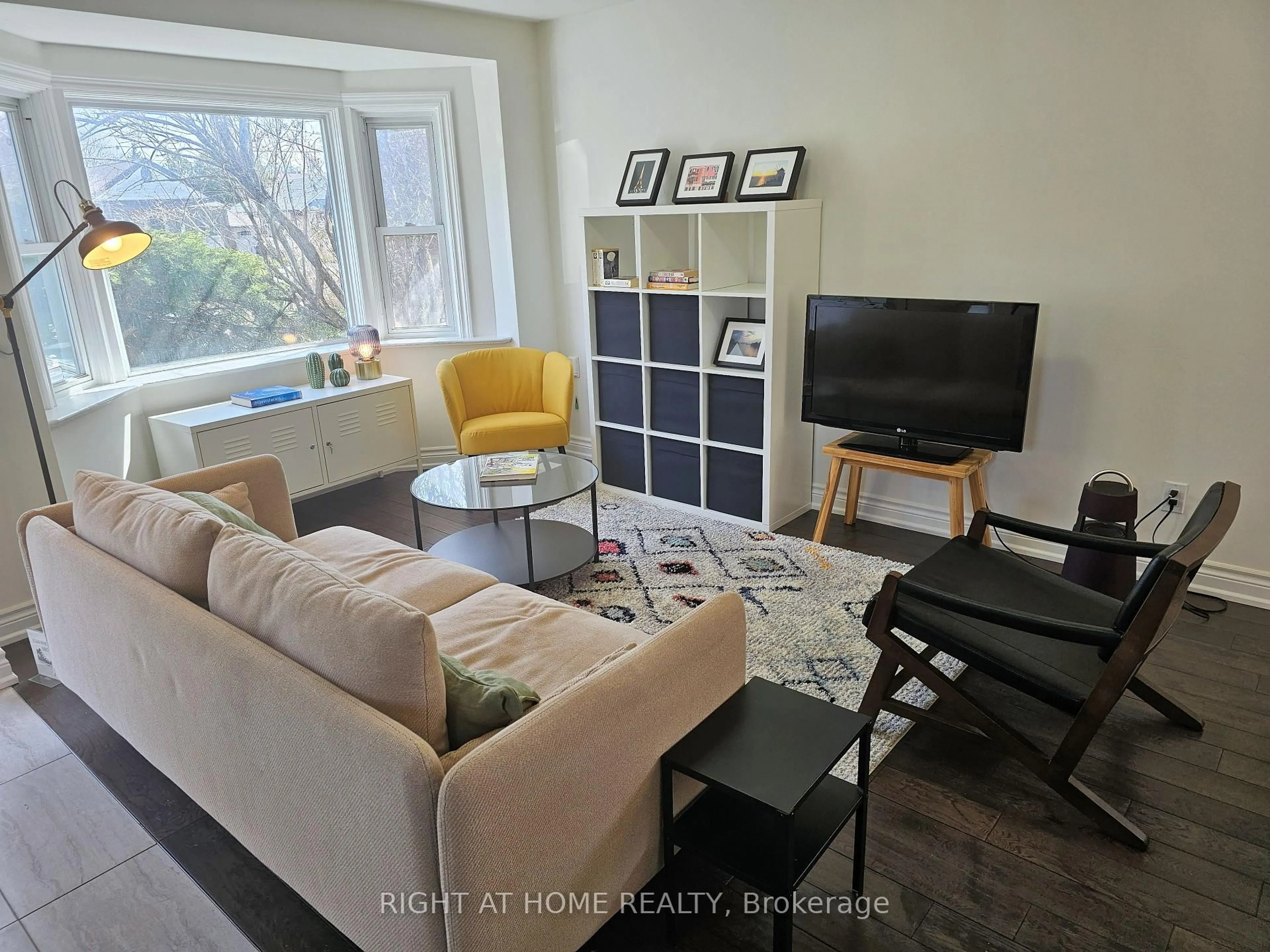 Living room with furniture, unknown for 6 Dunkirk Rd, Toronto Ontario M4C 2L9