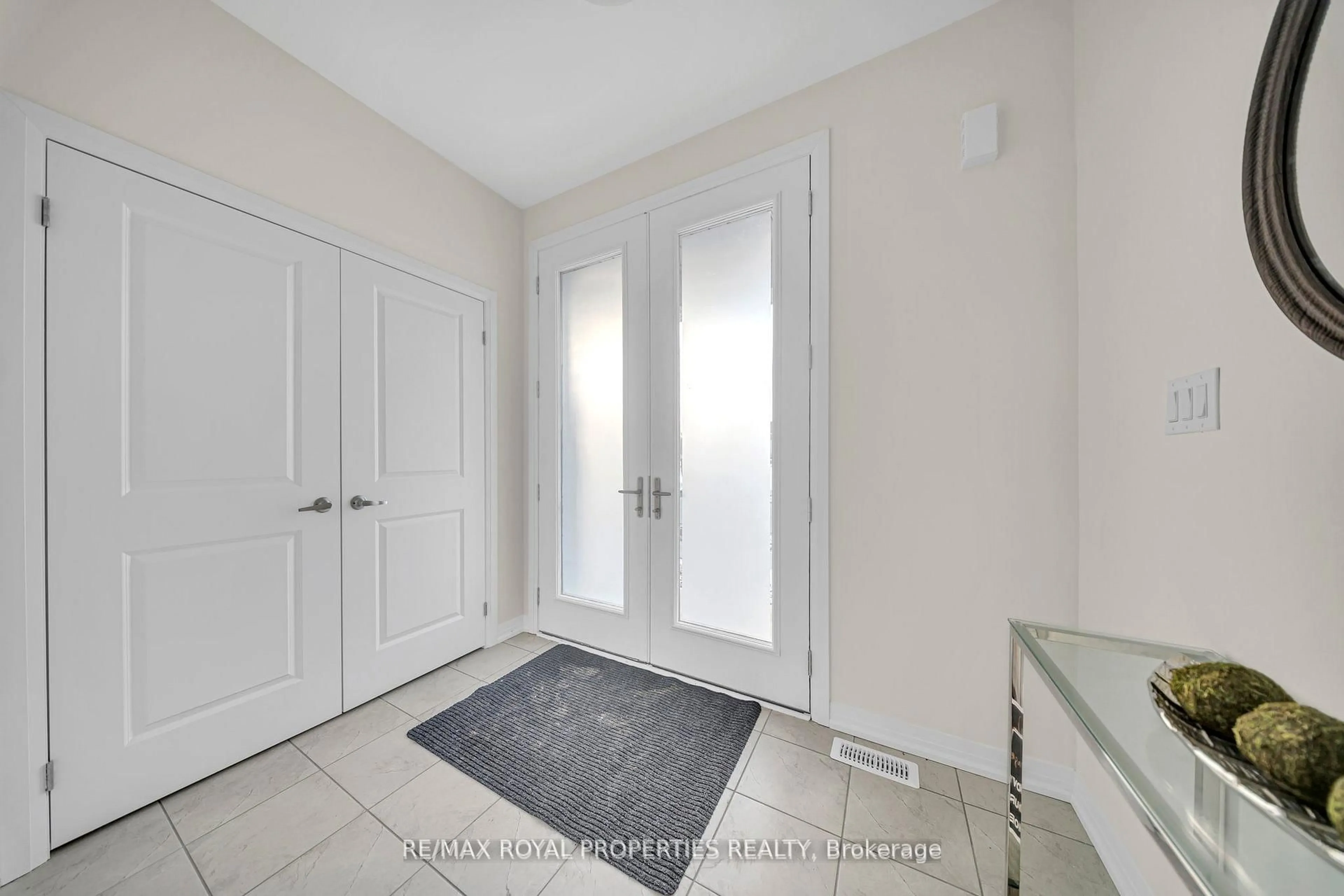 Indoor entryway for 1053 Zircon Manr, Pickering Ontario L1X 0P9