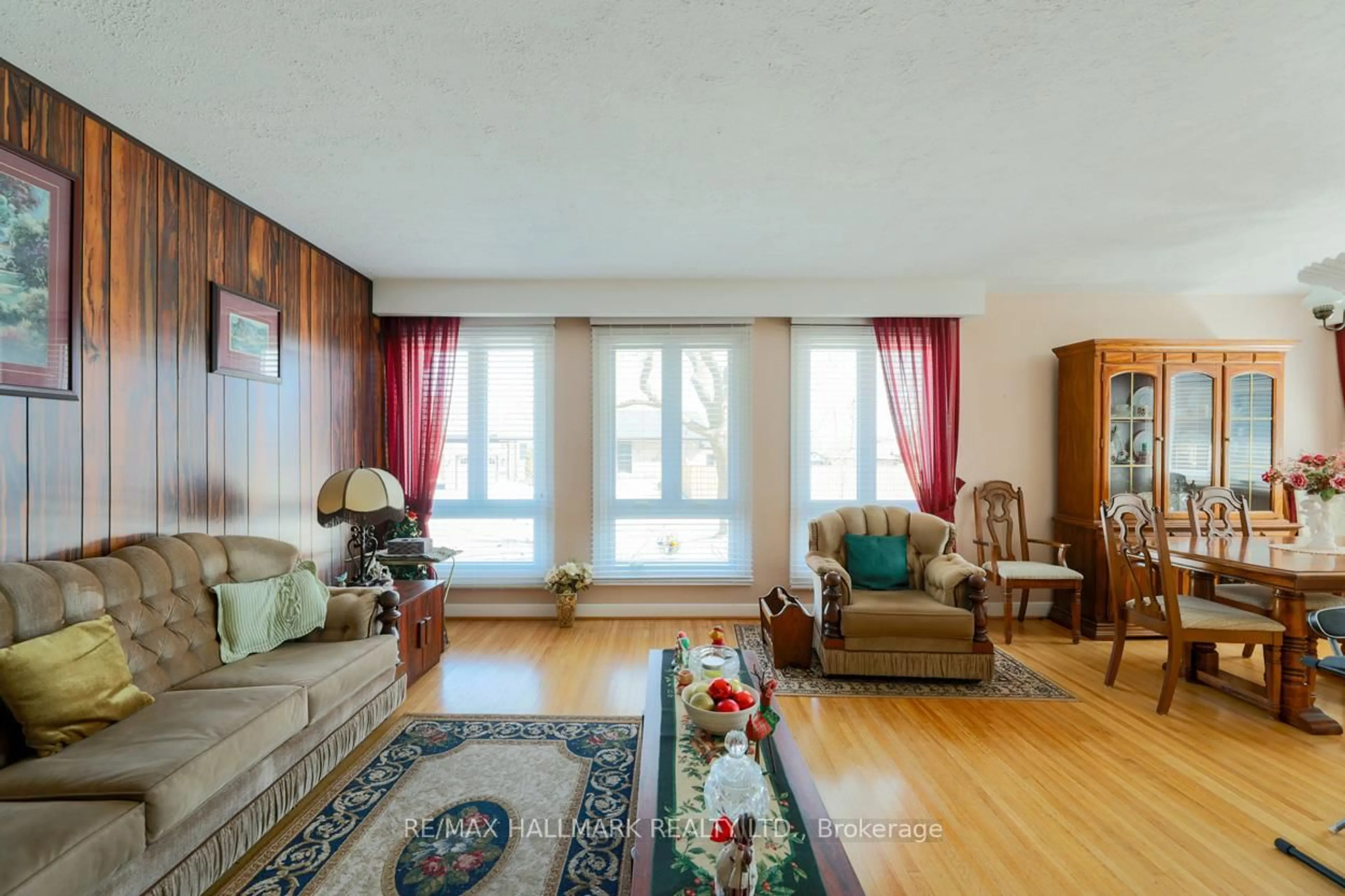 Living room with furniture, wood/laminate floor for 22 Kitson Dr, Toronto Ontario M1M 3C8