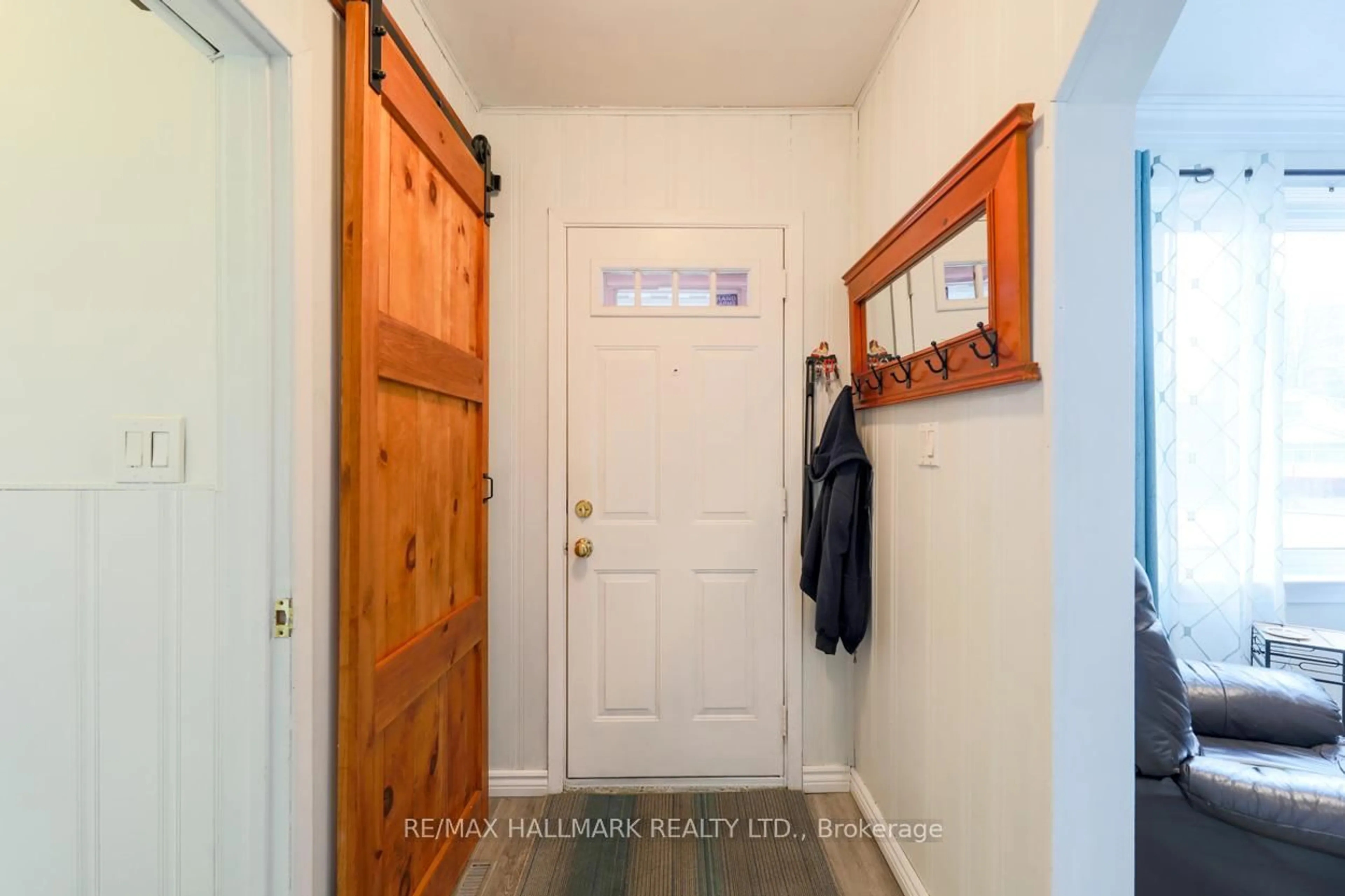 Indoor entryway for 8 Vanbrugh Ave, Toronto Ontario M1N 3S7