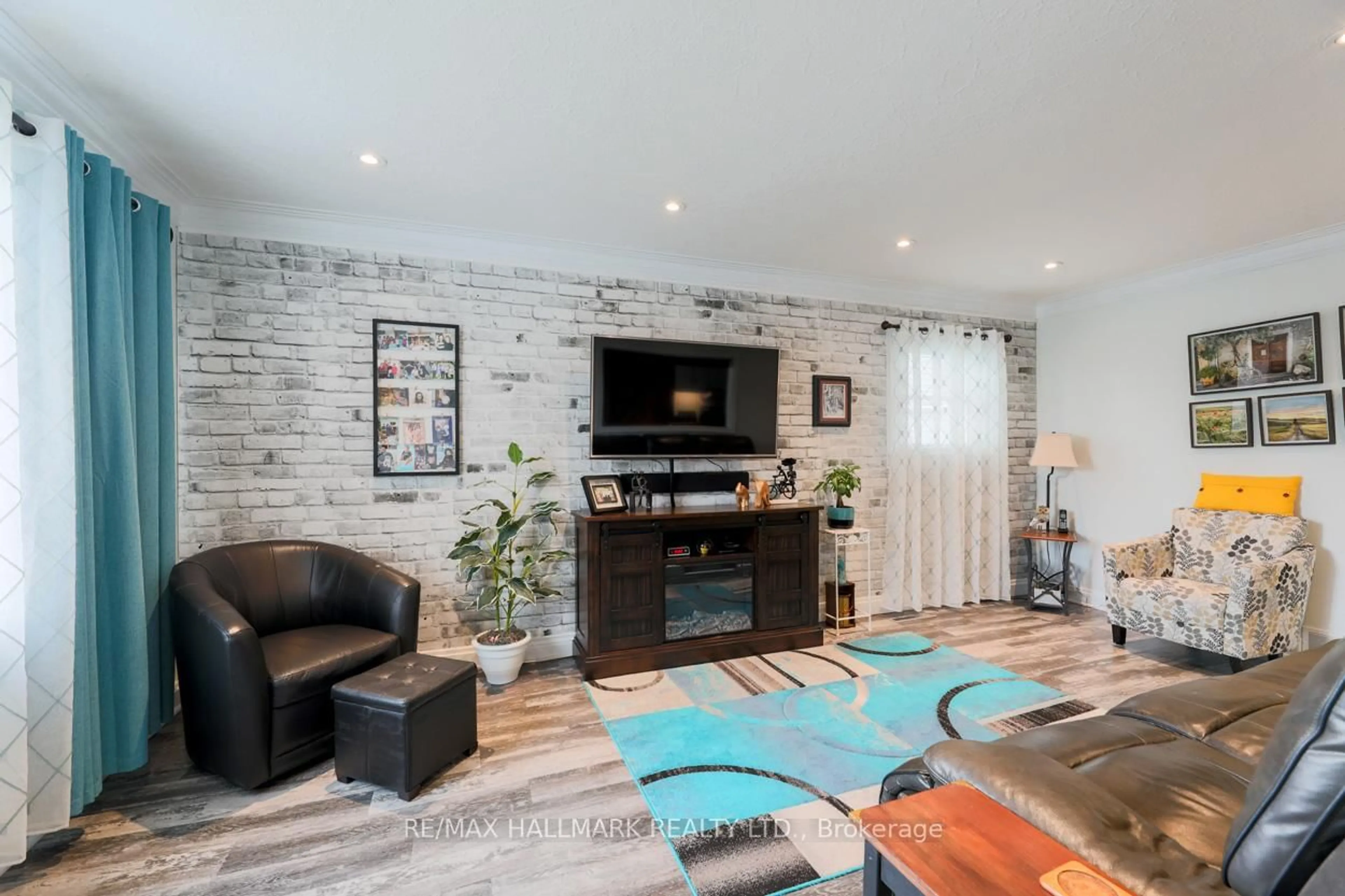 Living room with furniture, unknown for 8 Vanbrugh Ave, Toronto Ontario M1N 3S7