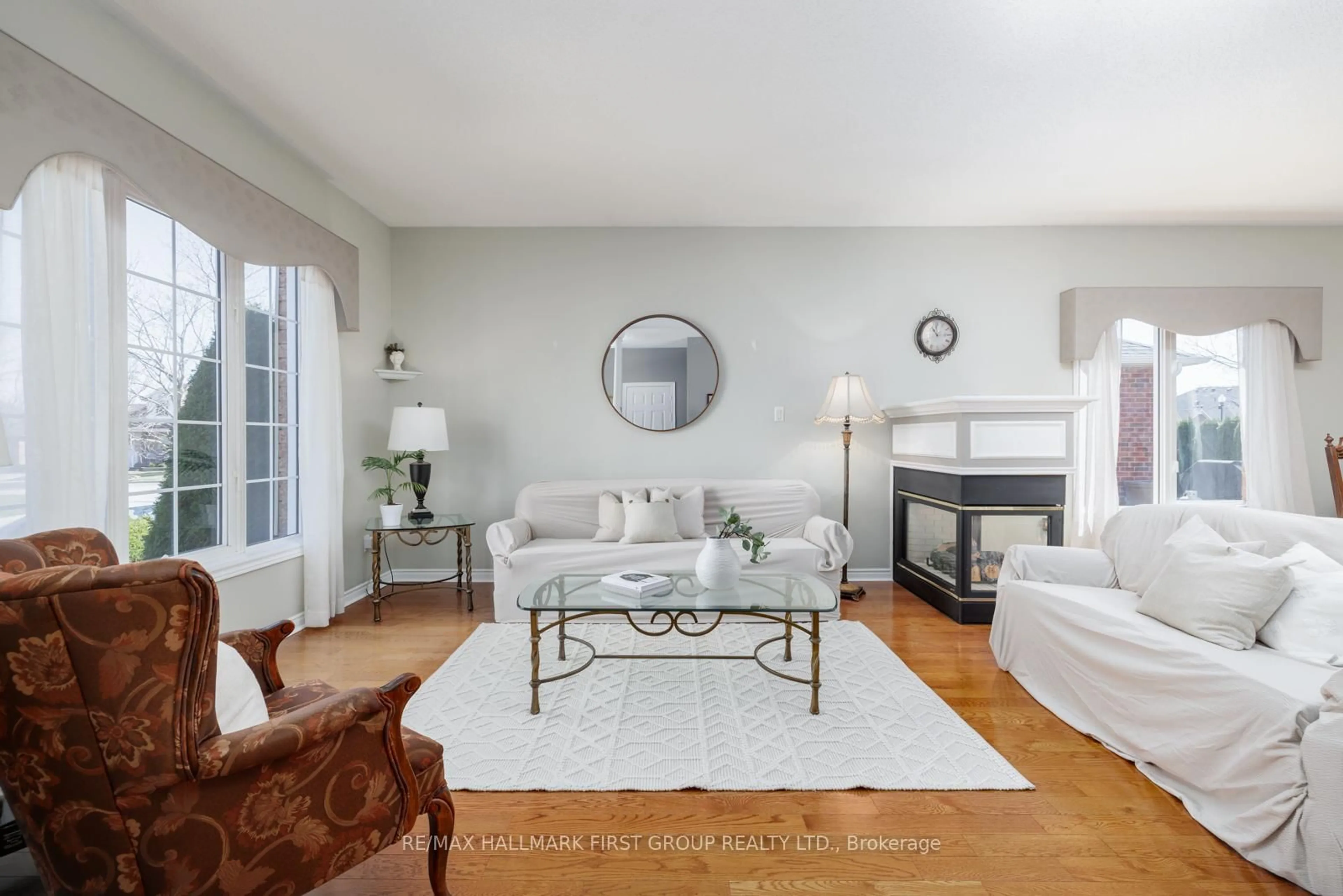 Living room with furniture, unknown for 8 South Garden Crt, Scugog Ontario L9L 1R9