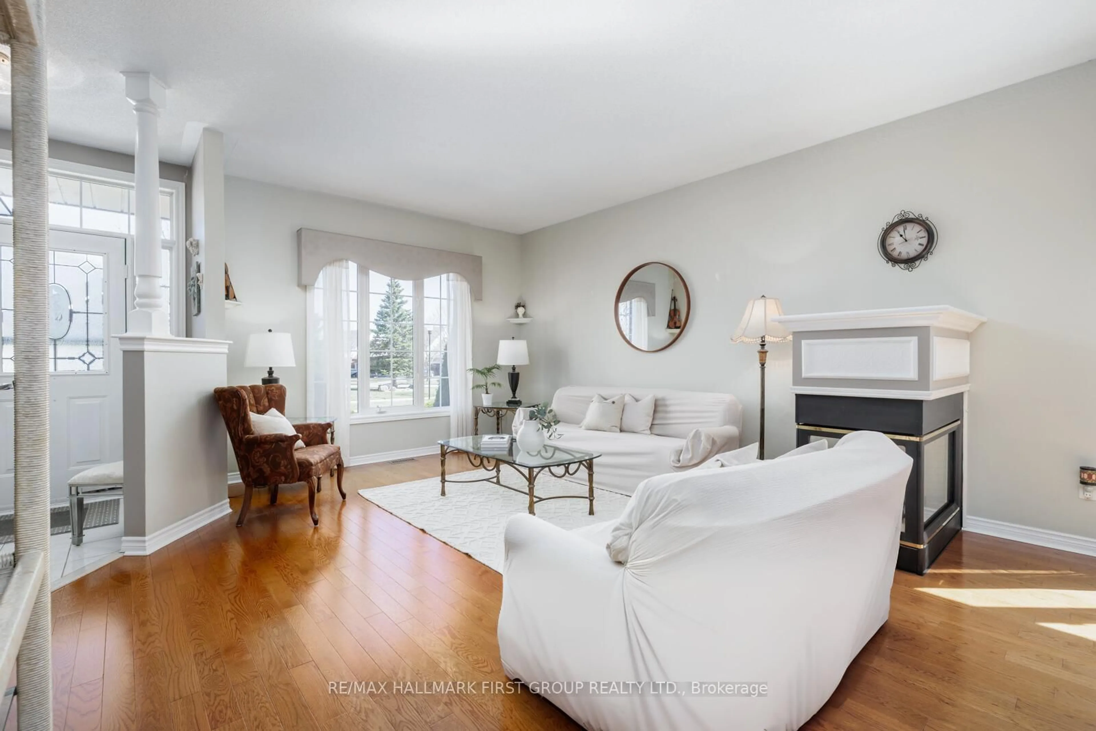 Living room with furniture, unknown for 8 South Garden Crt, Scugog Ontario L9L 1R9